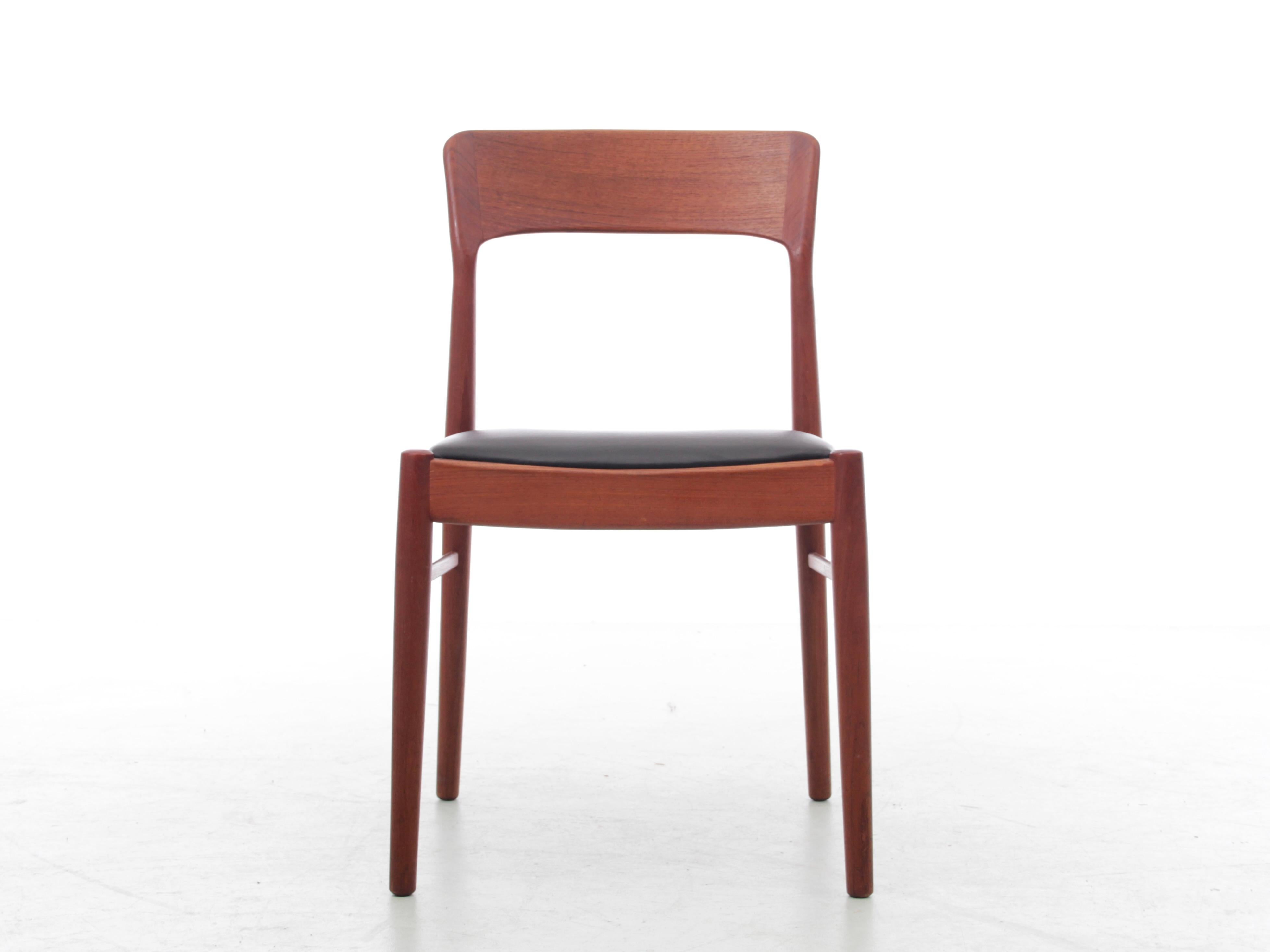 Mid-Century Modern scandinavian set of 8 teck chairs model 26 by Henning Kjærnulf. Seat in original simili black leather. Referenced by the Design Museum Danmark under the number: RP18470. Media Source: Designmuseum Danmark The Library, I 17695: 11,