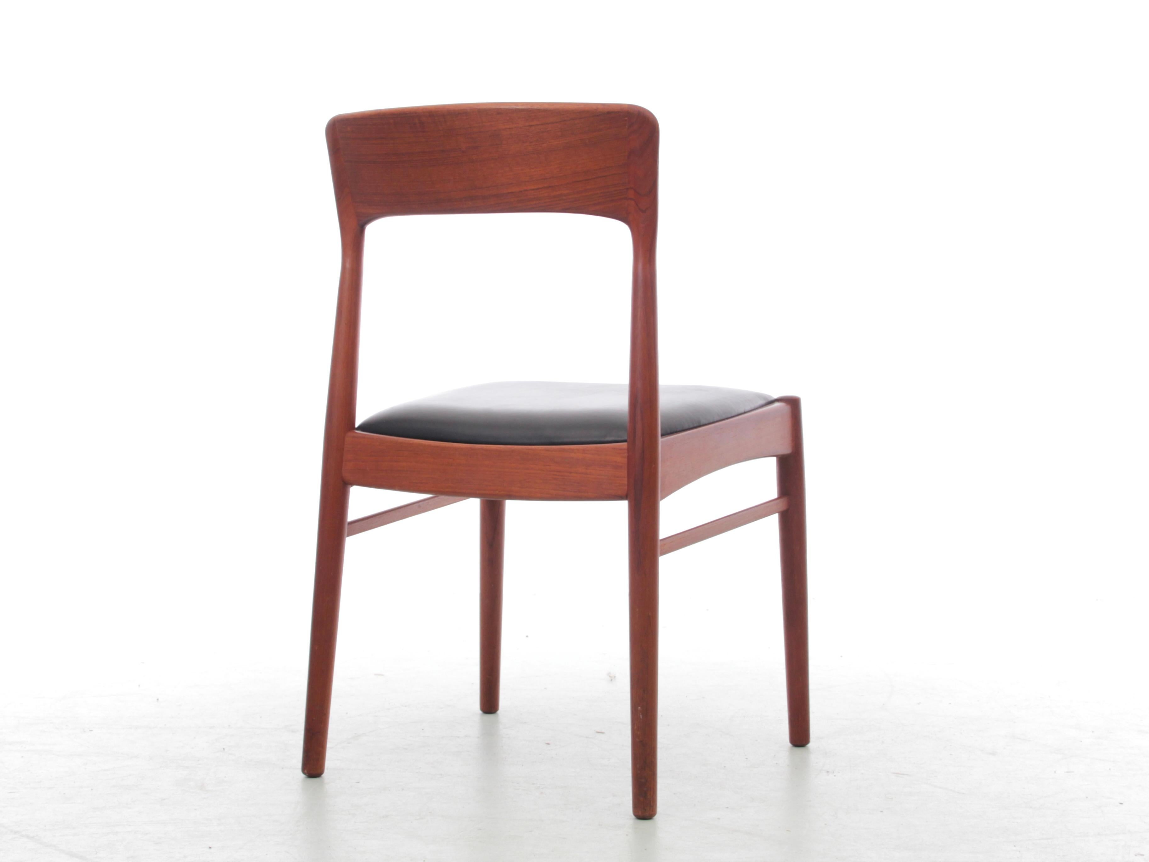 Mid-Century Modern Scandinavian Set of 8 Teck Chairs Model 26 by Henning Kjærnul In Good Condition In Courbevoie, FR