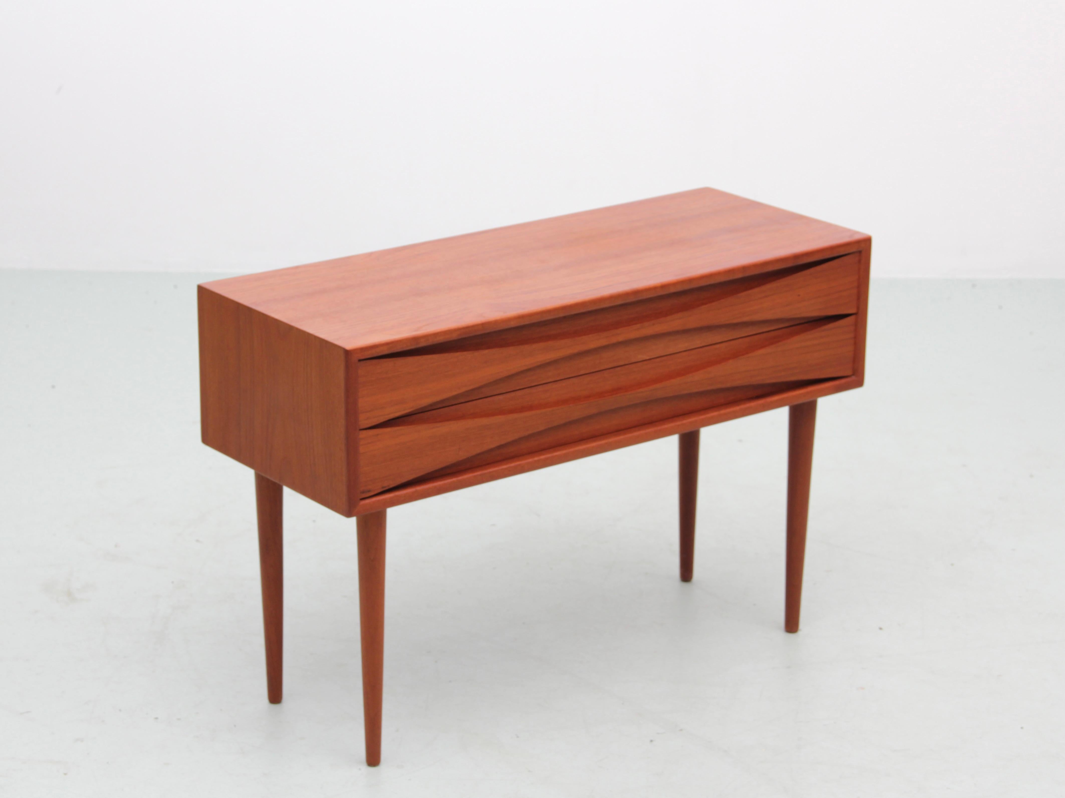 Mid-Century Modern Scandinavian Small Chest of Drawer by Arne Vodder In Good Condition For Sale In Courbevoie, FR
