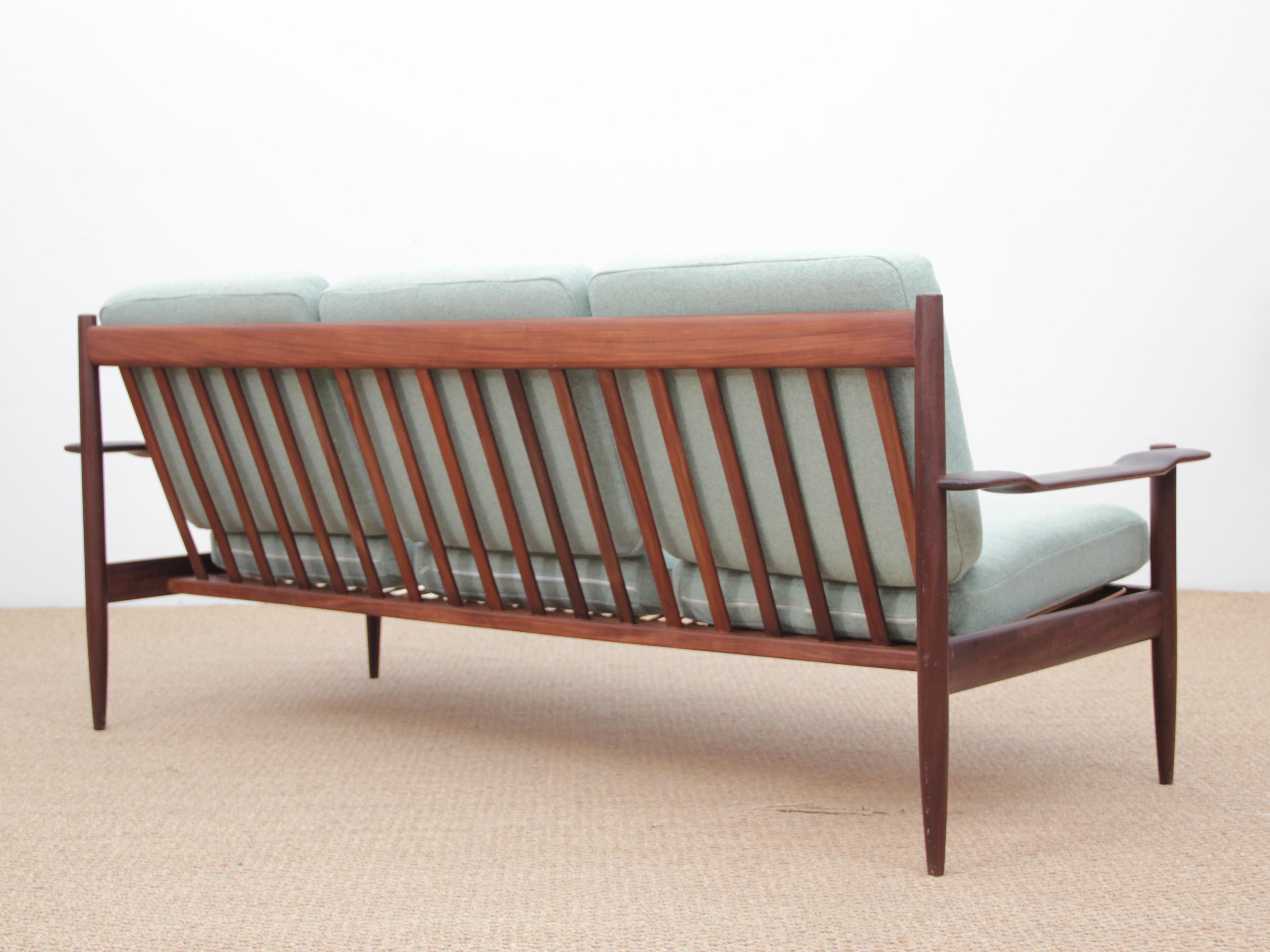 Mid-Century Modern Scandinavian Sofa in Teak In Good Condition For Sale In Courbevoie, FR