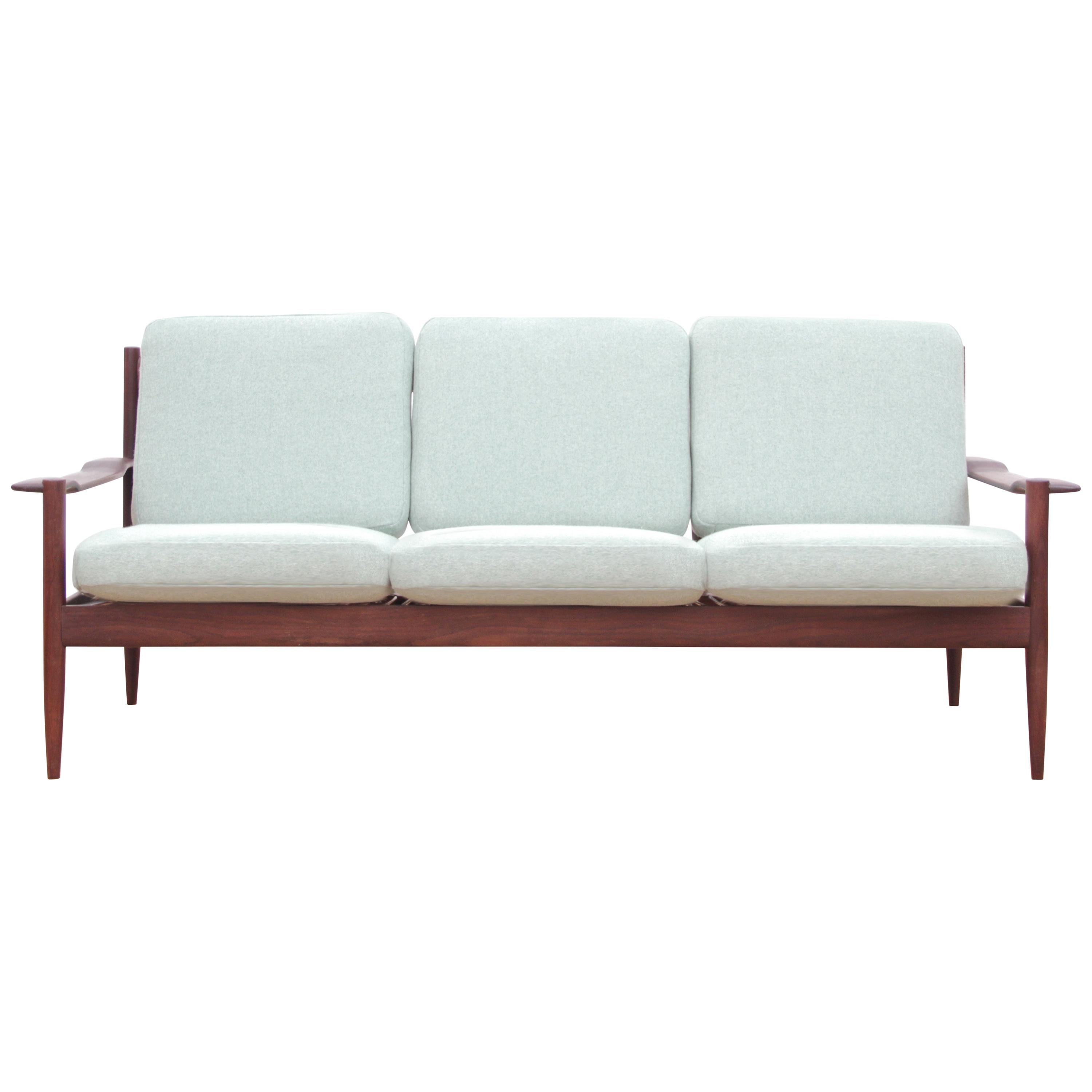 Skandinavisches Mid-Century Modern-Sofa aus Teakholz