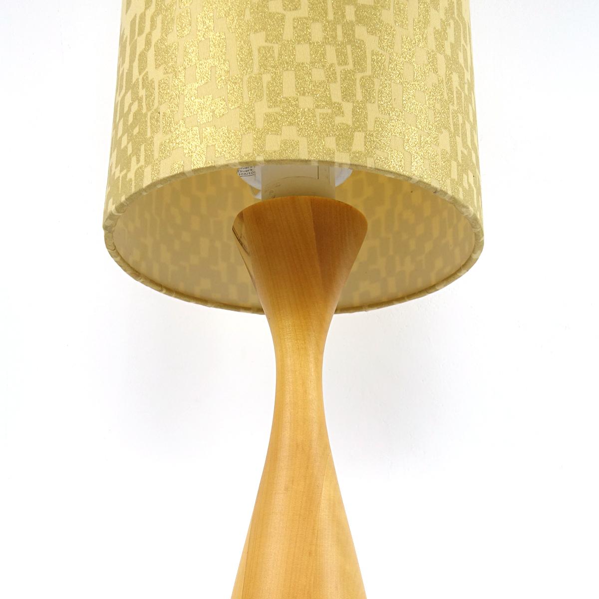Mid-Century Modern Scandinavian Table Lamp with Stylized Yellow-Gold Shade In Good Condition For Sale In Doornspijk, NL