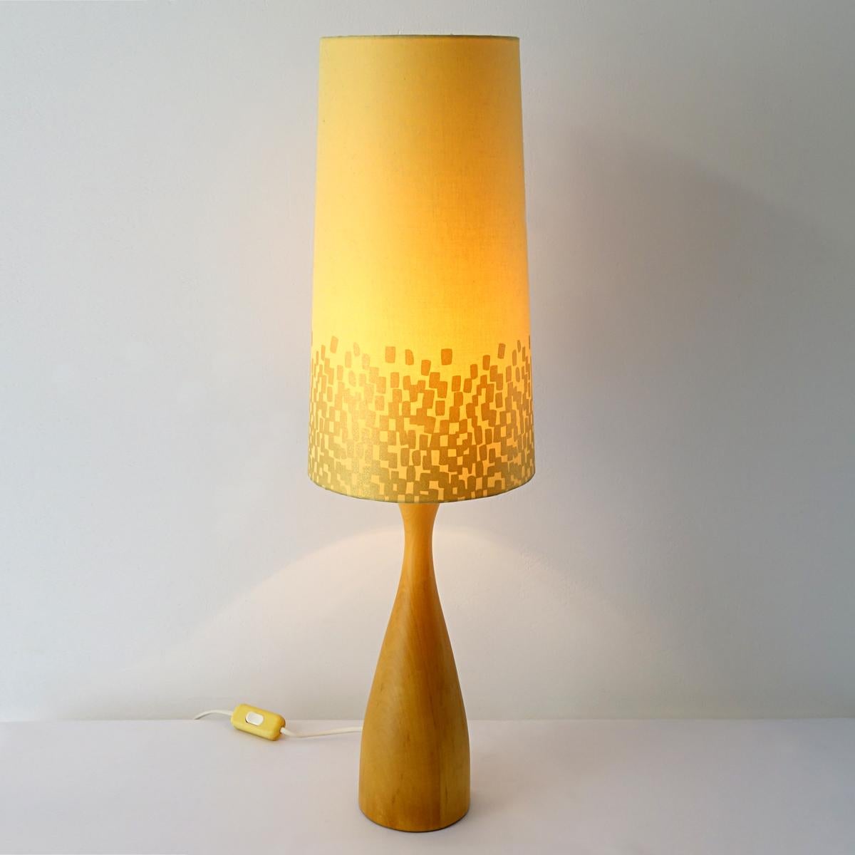 Mid-Century Modern Scandinavian Table Lamp with Stylized Yellow-Gold Shade For Sale 2