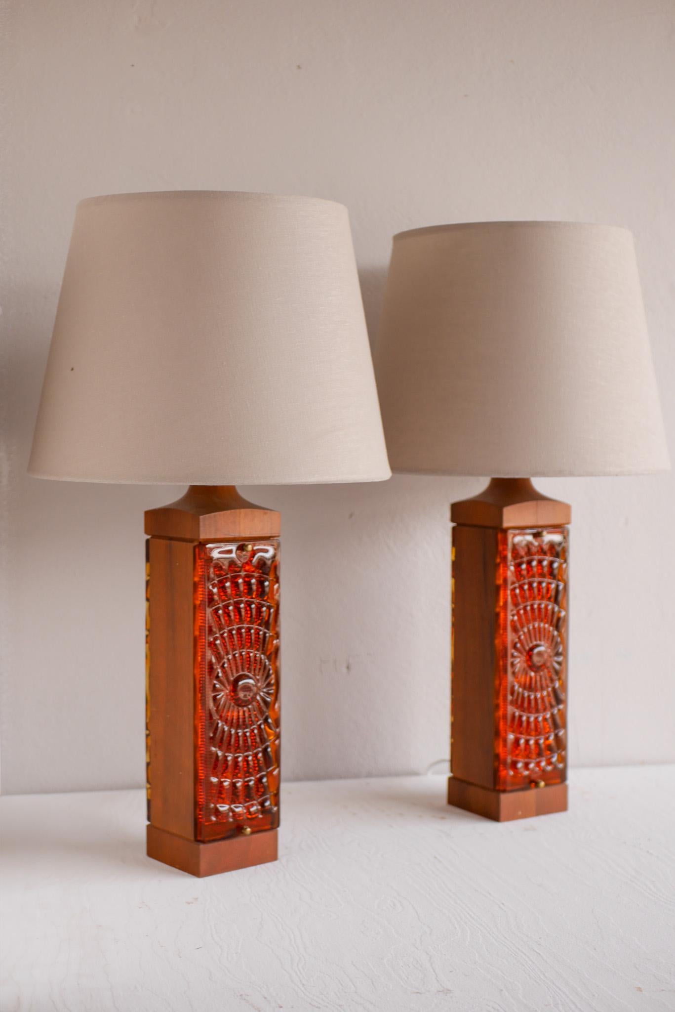 Un par impresionante y bastante grande de pie de lámpara vintage de diseño escandinavo de teca y cristal de los años 60. Estas lámparas fueron fabricadas por Hovmantorp, Suecia, y tienen un pie de lámpara fantástico, de forma clásica. En los