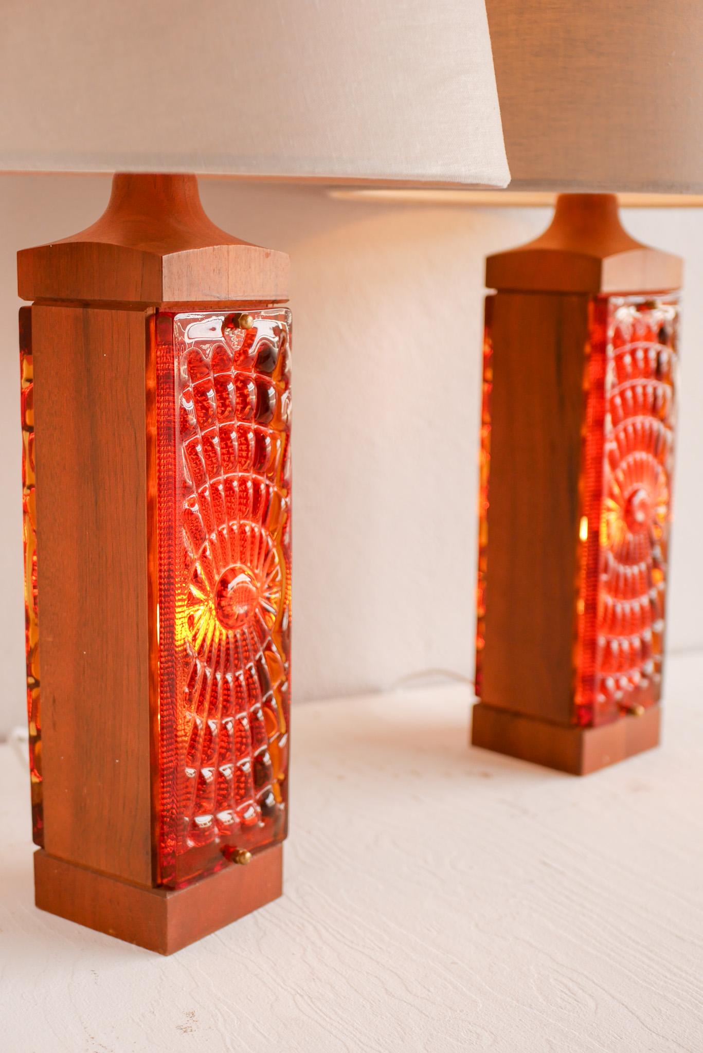 Lámparas de mesa escandinavas de teca y cristal, modernas de mediados de siglo, Hovmantorp, Suecia mediados del siglo XX en venta