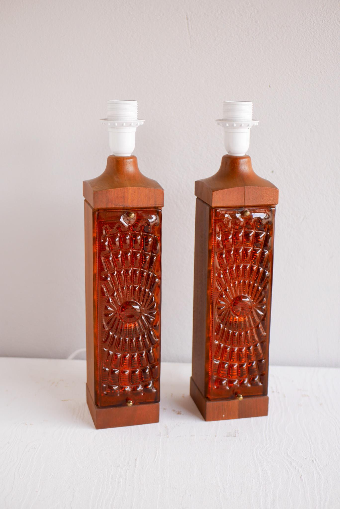 Lámparas de mesa escandinavas de teca y cristal, modernas de mediados de siglo, Hovmantorp, Suecia Vidrio soplado en venta