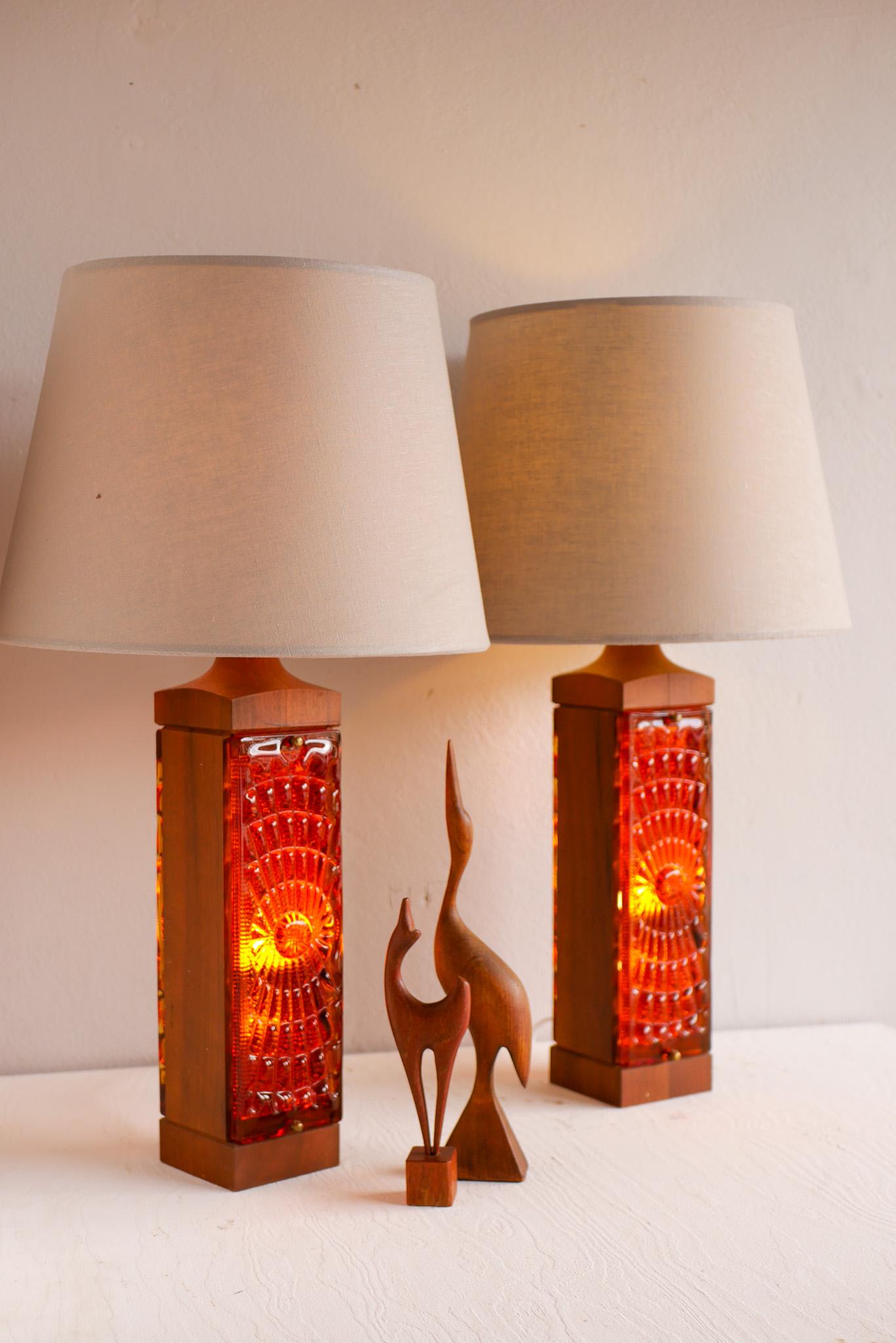Lámparas de mesa escandinavas de teca y cristal, modernas de mediados de siglo, Hovmantorp, Suecia en venta 1