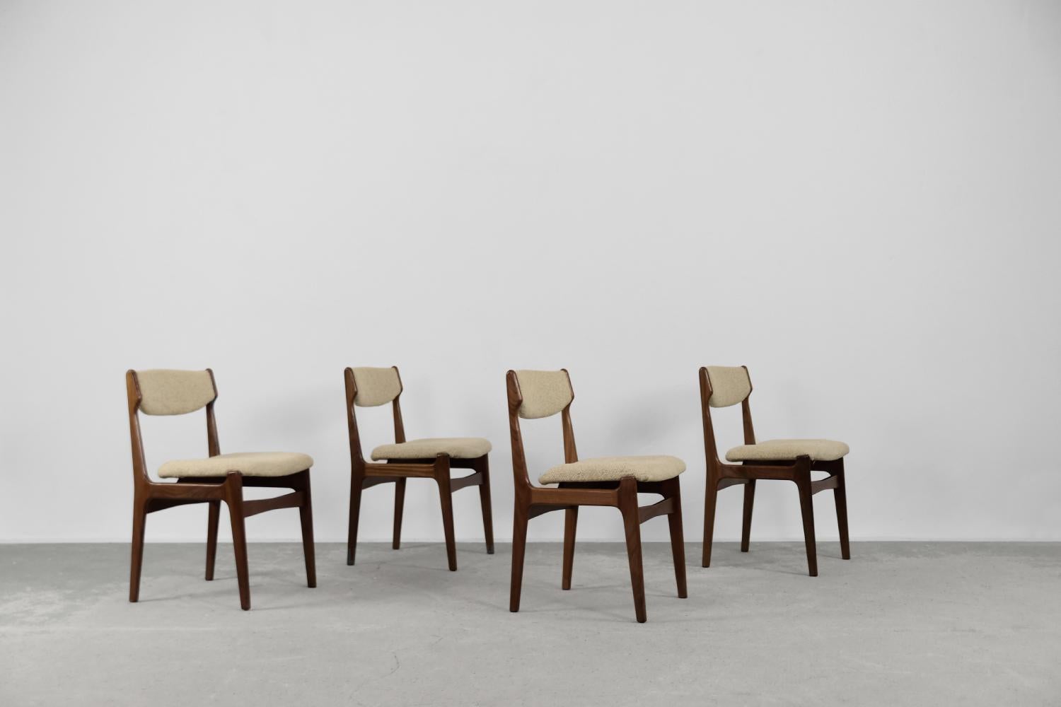 Dieses Set aus vier eleganten Stühlen wurde in den 1960er Jahren in Dänemark hergestellt. Sie sind aus massivem Teakholz in einem dunklen Braunton gefertigt. Der Sitz und die Rückenlehne sind mit einem hochwertigen, dicken beigen Wollstoff