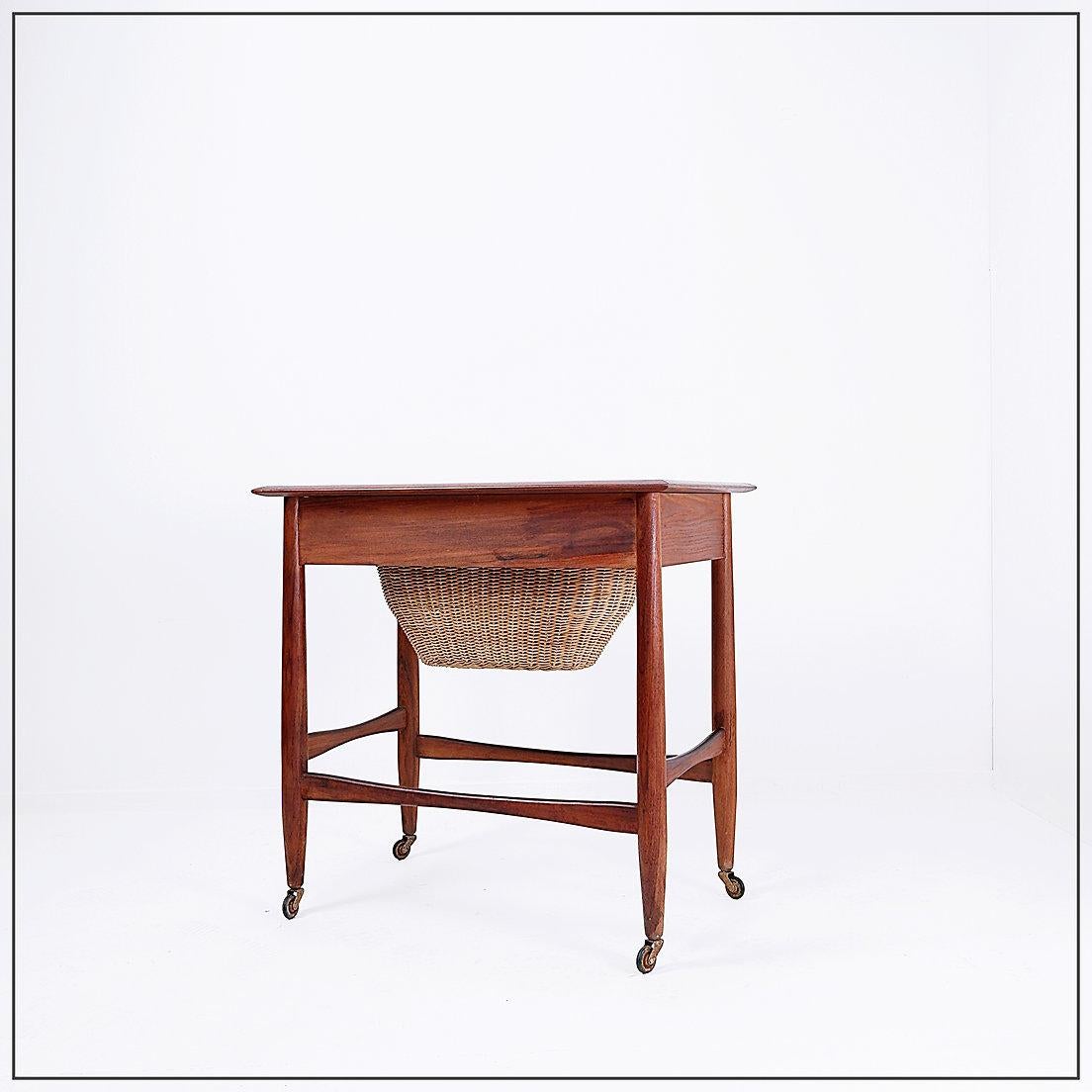 Mid-Century Modern Skandinavischer Nähkorb-Beistelltisch aus Teakholz - Johannes Andersen im Zustand „Gut“ im Angebot in Linkebeek, BE