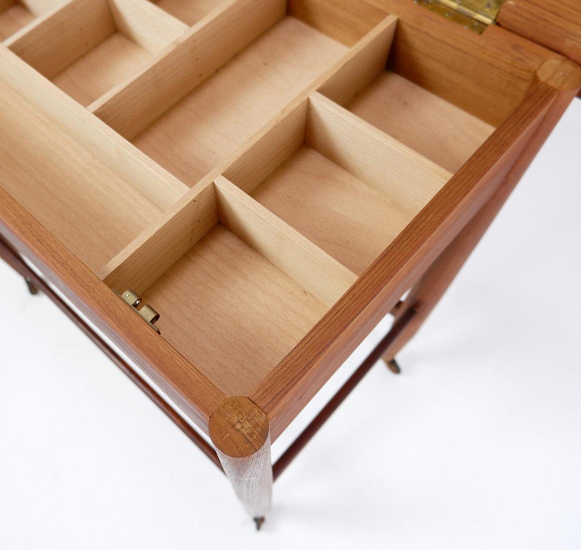 Mid-Century Modern Skandinavischer Nähkorb-Beistelltisch aus Teakholz - Johannes Andersen (Korbweide) im Angebot
