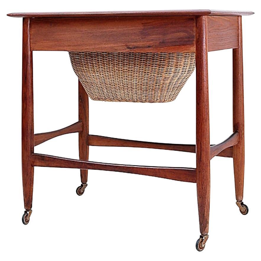 Mid-Century Modern Skandinavischer Nähkorb-Beistelltisch aus Teakholz - Johannes Andersen im Angebot
