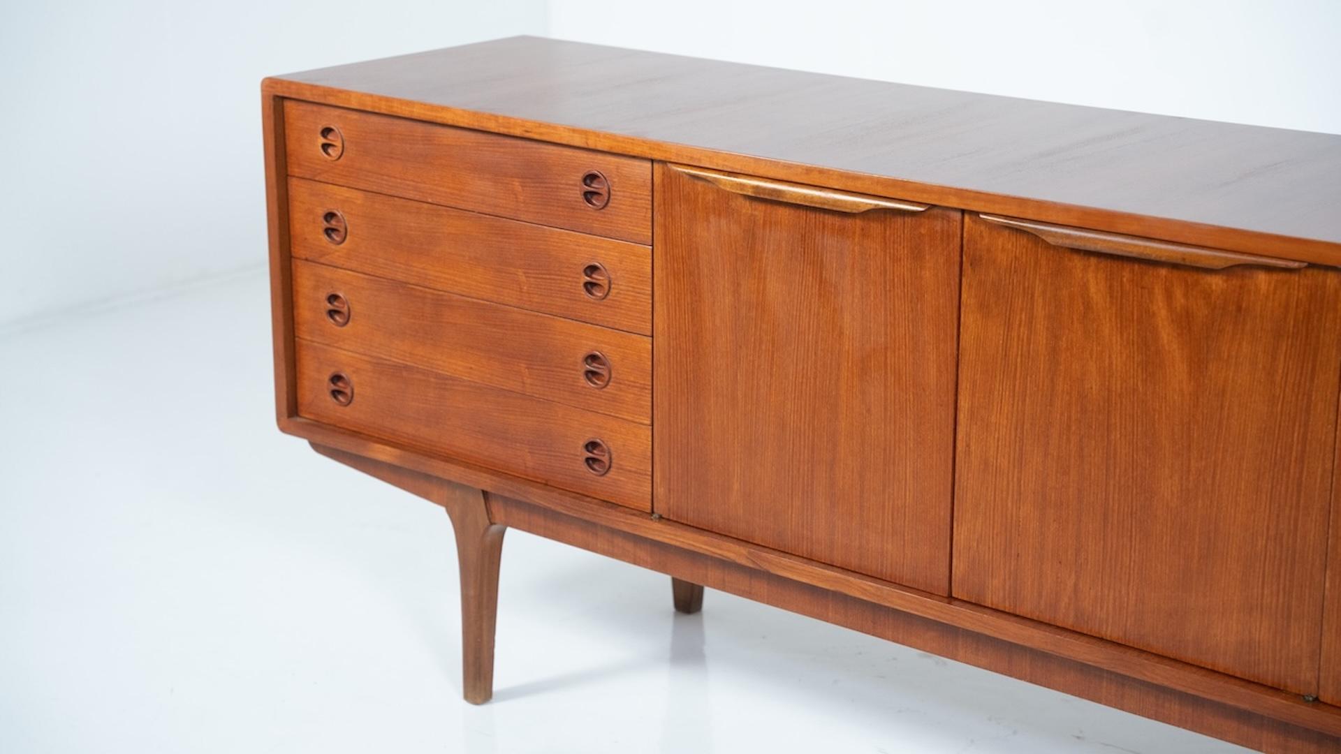 Mid-Century moderno Credenza in teak scandinava moderna di metà secolo, anni '70 in vendita