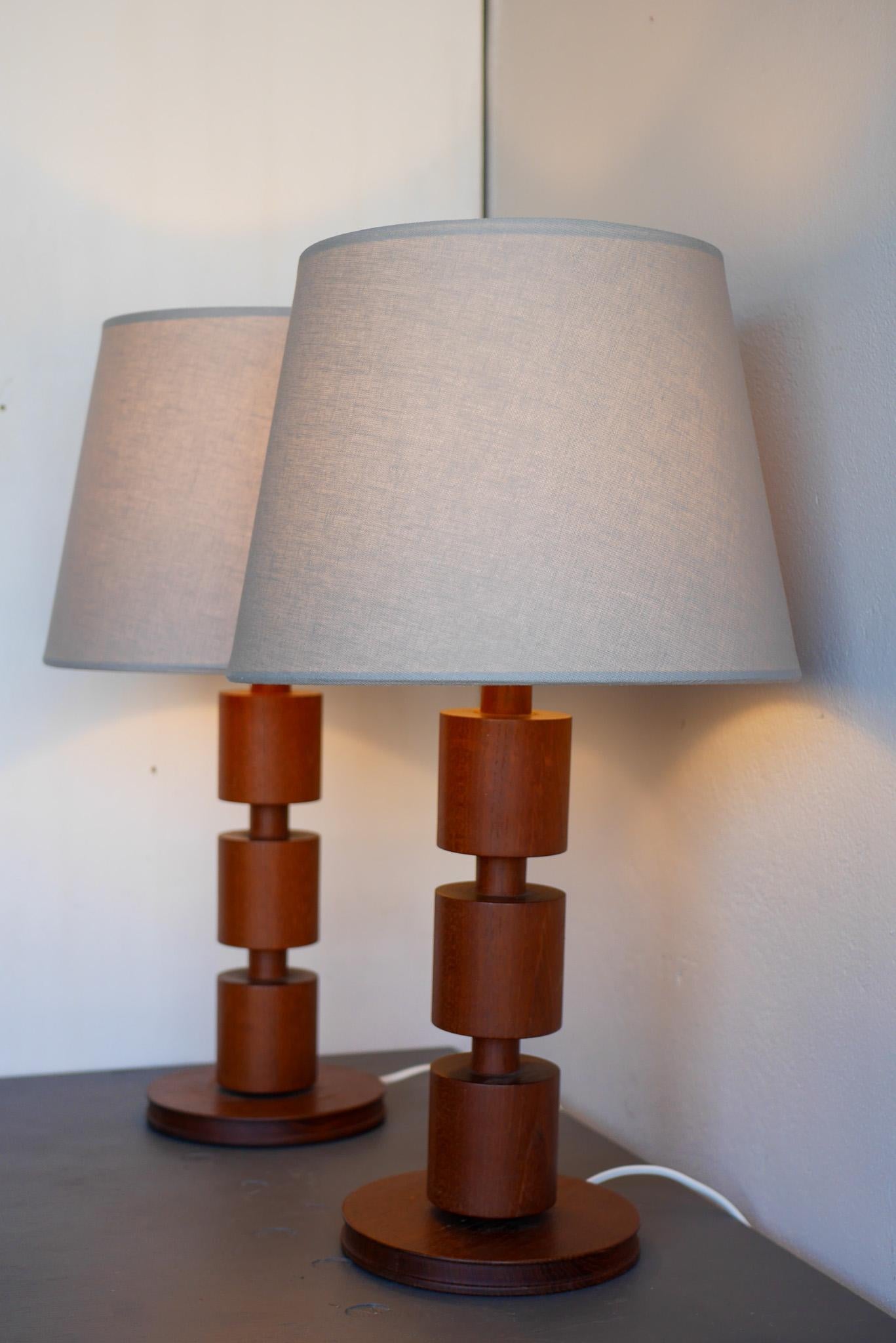 A stunning and rather large pair of vintage Scandinavian design teak lamps from the 60s. These lamps were made by Möllers Armatur, Eskilstuna, Sweden and has a fantastic lamp base, in a classic shape. They have been turned into three tiers, in a