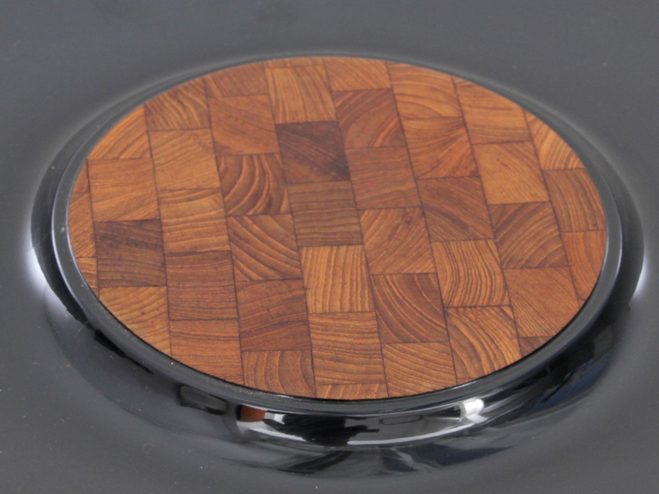 Scandinavian tray by Jens Quistgaard for Dansk International Designs. Black lacquer and teak wood marquetry. The lacquer is slightly scratched. One small crackling.