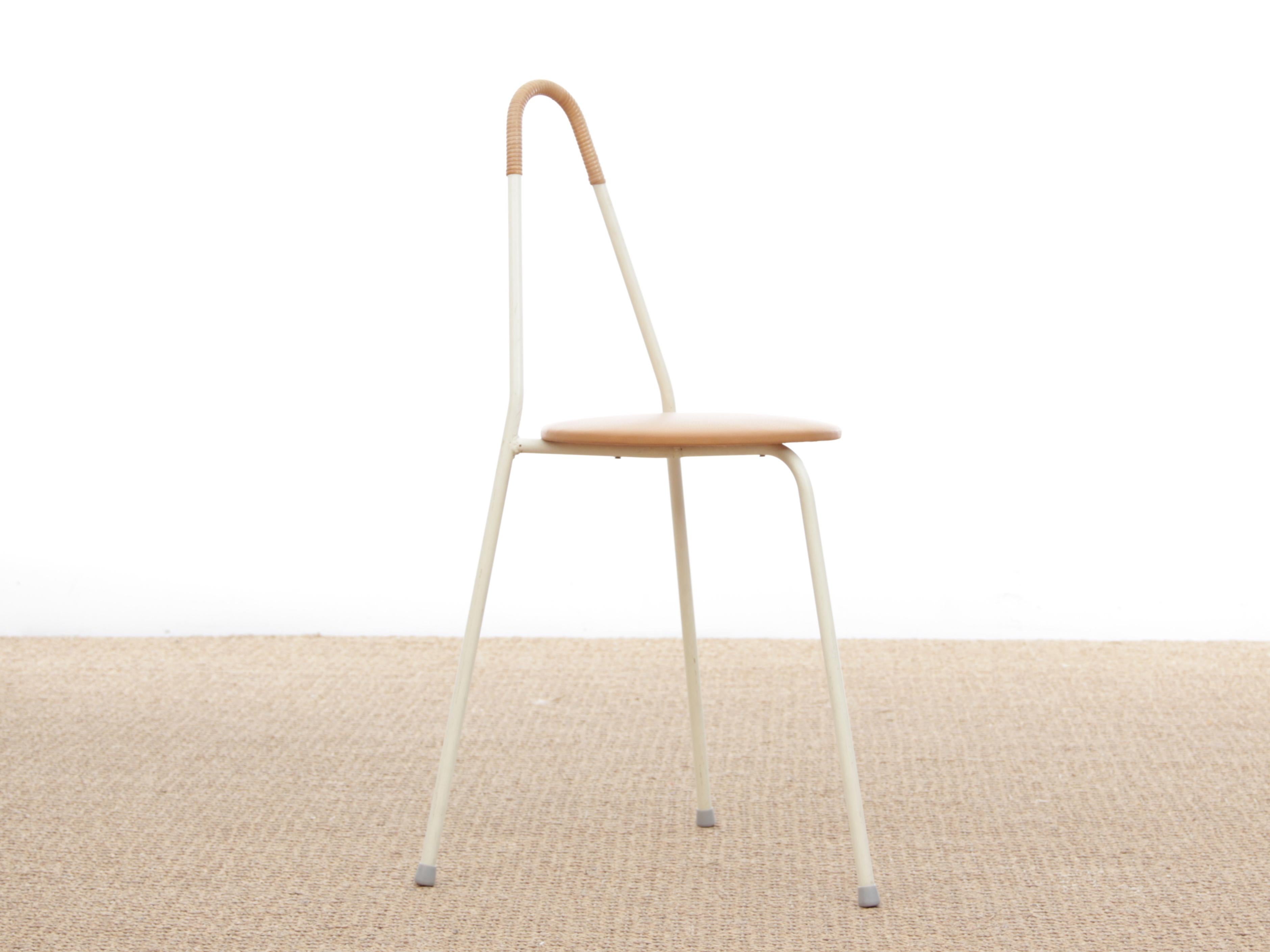 Mid-Century Modern Scandinavian tripode stool. Leather seat. Rattan handle.

Measures: H 86 cm, W 46 cm, D 46 cm, H seat 45 cm, Ø seat 33 cm.