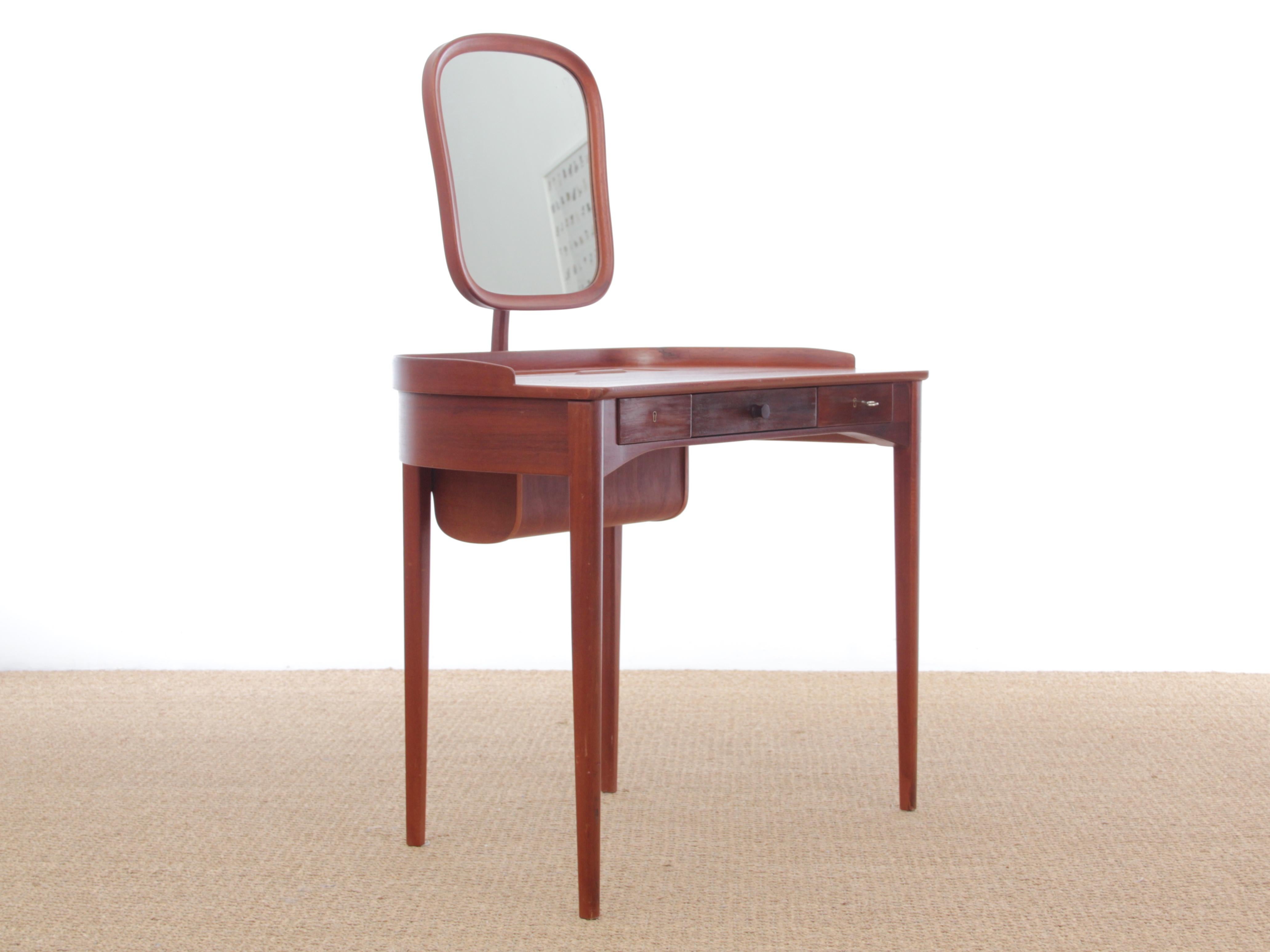 Mid-Century Modern Scandinavian vanity table, designed by Carl Malmsten, in mahogany. Key doesn't lock.


Measures: H. 70./120 cm, W. 86 cm, D. 55 cm.