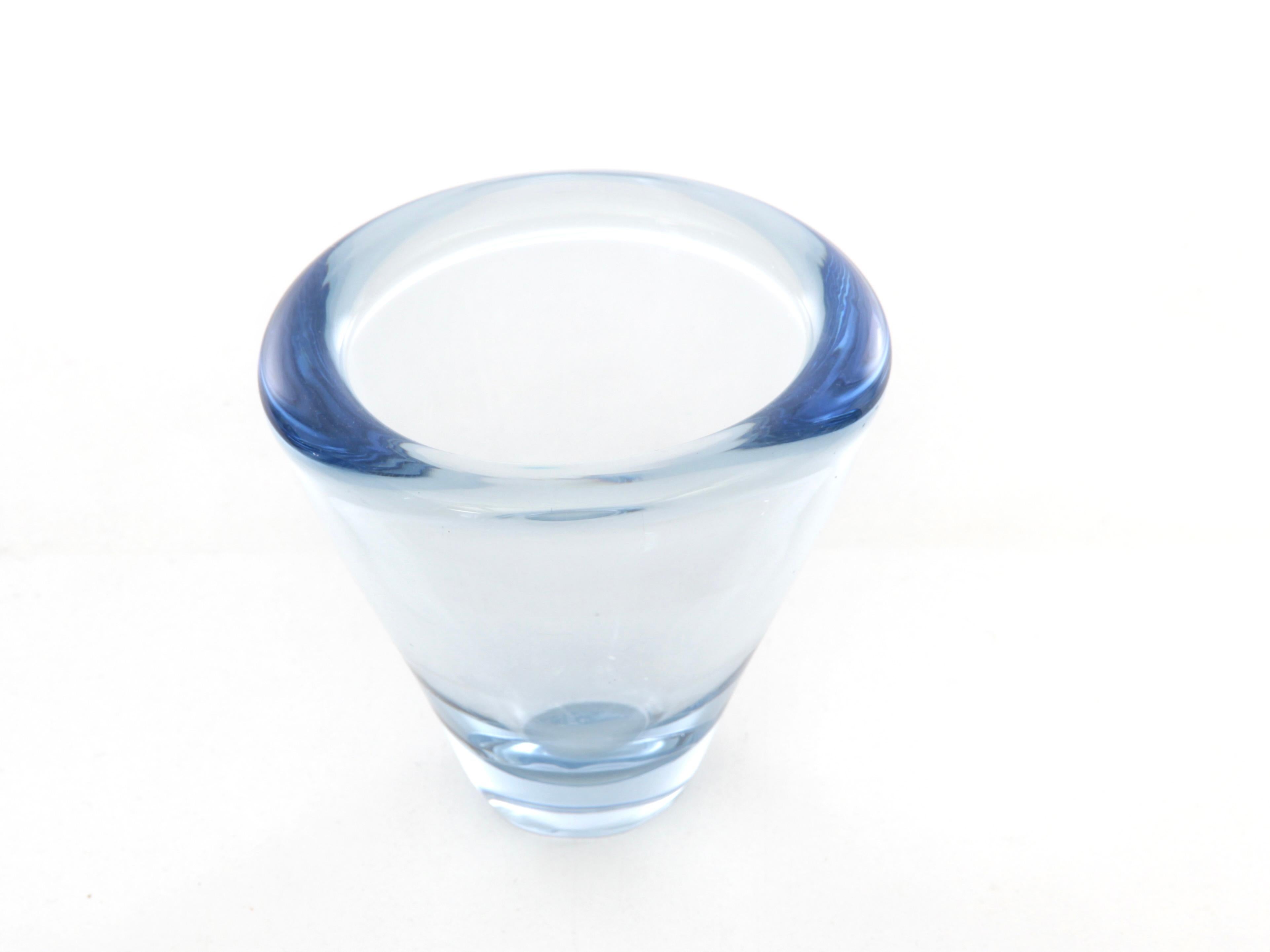 Vaso scandinavo di metà secolo in vetro azzurro di Per Lütken per Holmegaard Glasværk. Nessun graffio. 
