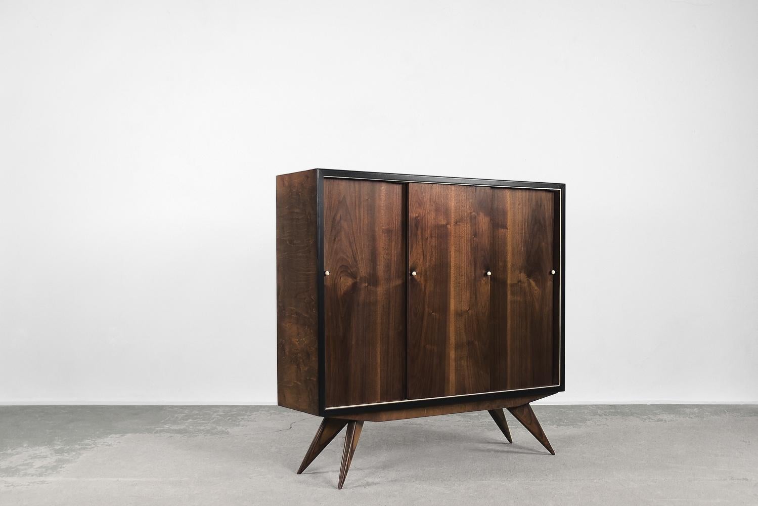 Vintage Classic Mid-Century Modern Scandinavian Dark Walnut Wood Cabinet, 1960er Jahre (Skandinavische Moderne) im Angebot