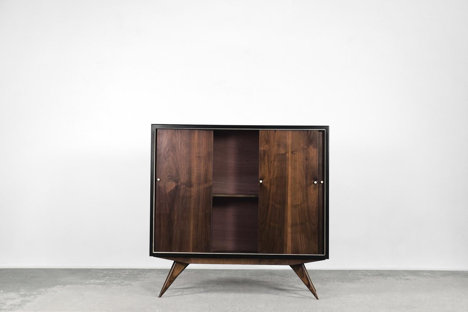Vintage Classic Mid-Century Modern Scandinavian Dark Walnut Wood Cabinet, 1960er Jahre im Zustand „Gut“ im Angebot in Warszawa, Mazowieckie