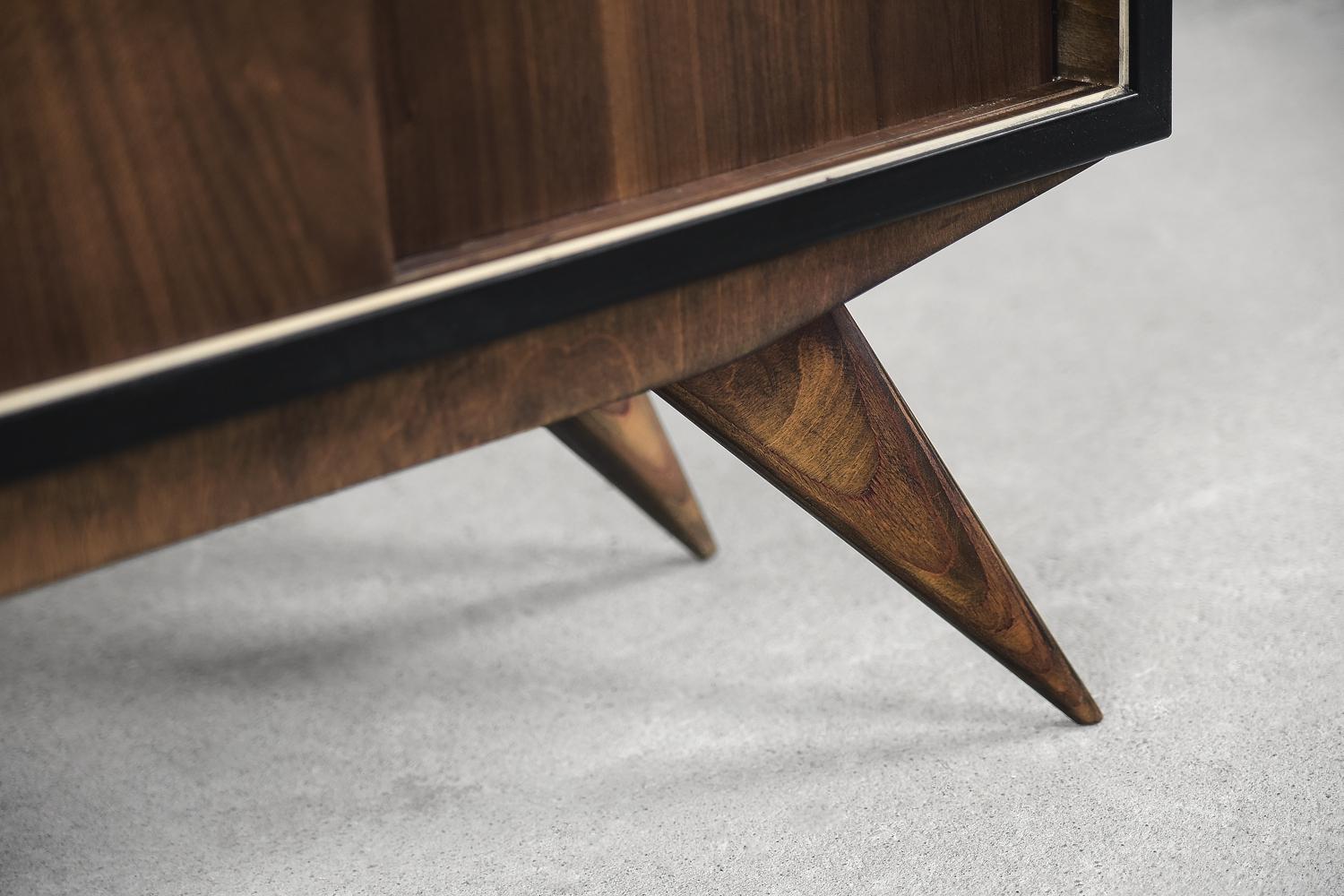 Armario Vintage Clásico Escandinavo Moderno de Mediados de Siglo en Madera de Nogal Oscuro, Años 60 en venta 2