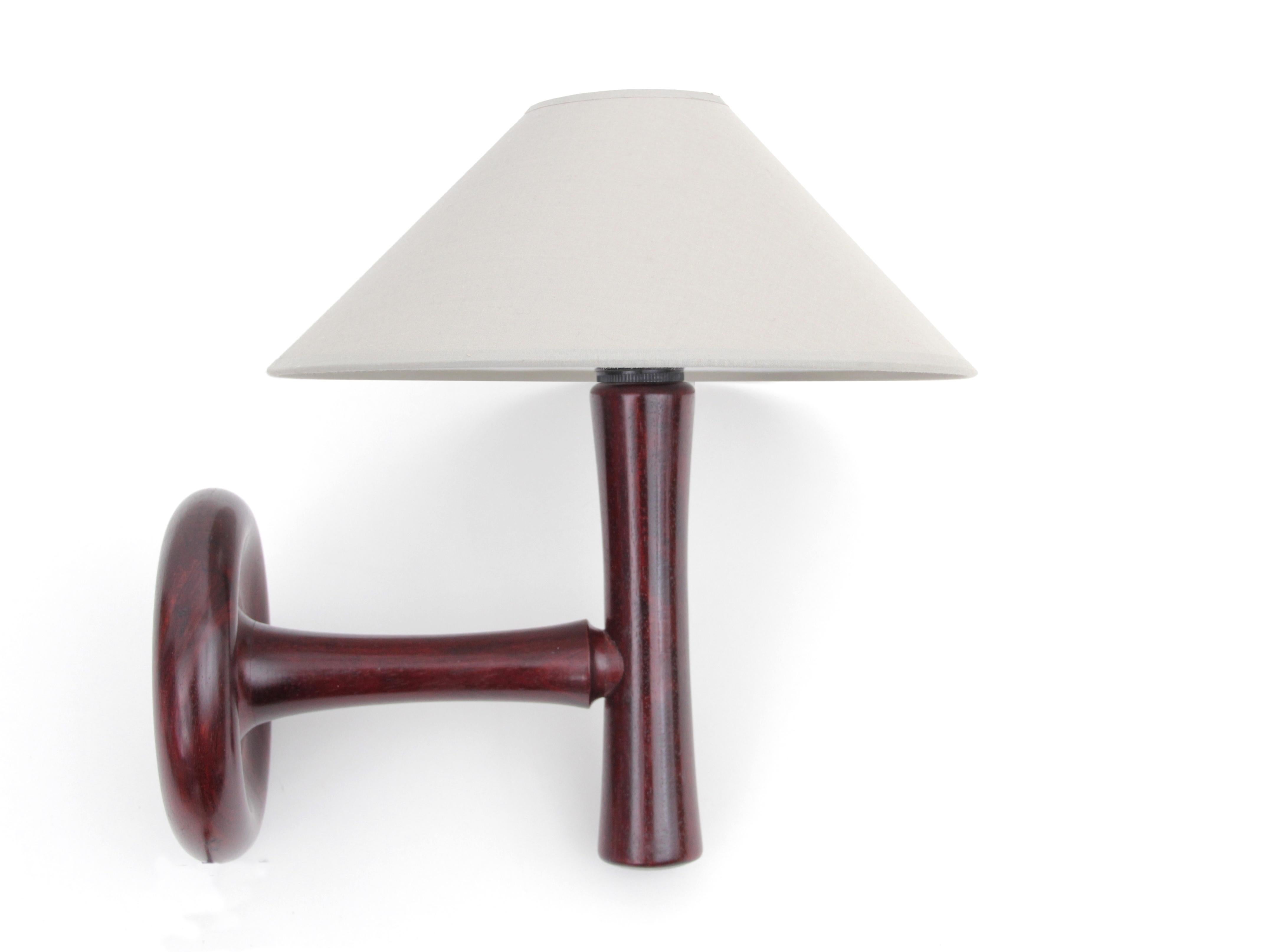 Scandinavo moderno Lampada da parete scandinava moderna di metà secolo in legno di palissandro in vendita