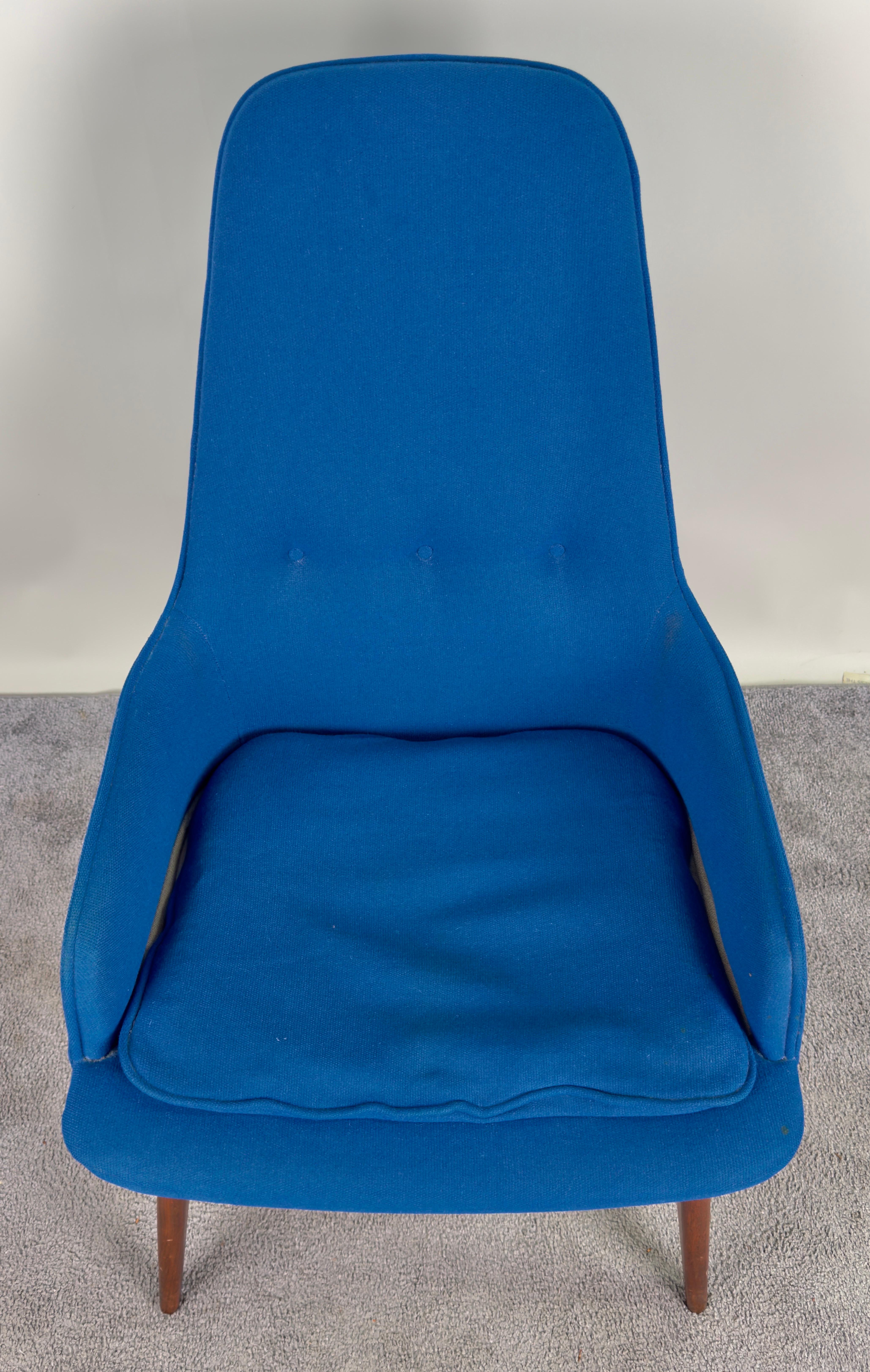 Mid Century Modern Skandinavisch Nussbaum Fass  Sessel mit blauem Bezug  im Zustand „Gut“ im Angebot in Plainview, NY