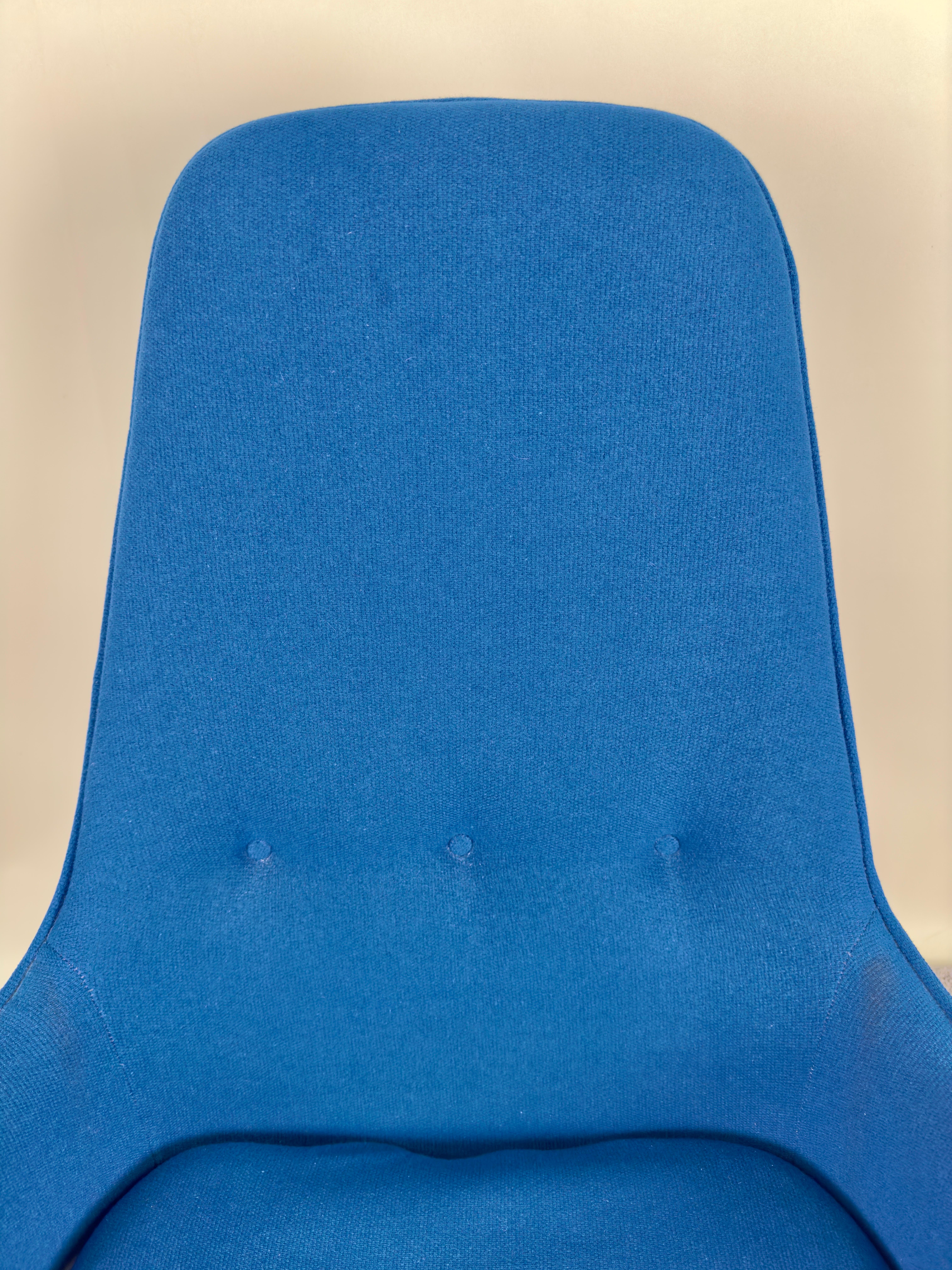 Mid Century Modern Skandinavisch Nussbaum Fass  Sessel mit blauem Bezug  (Polster) im Angebot