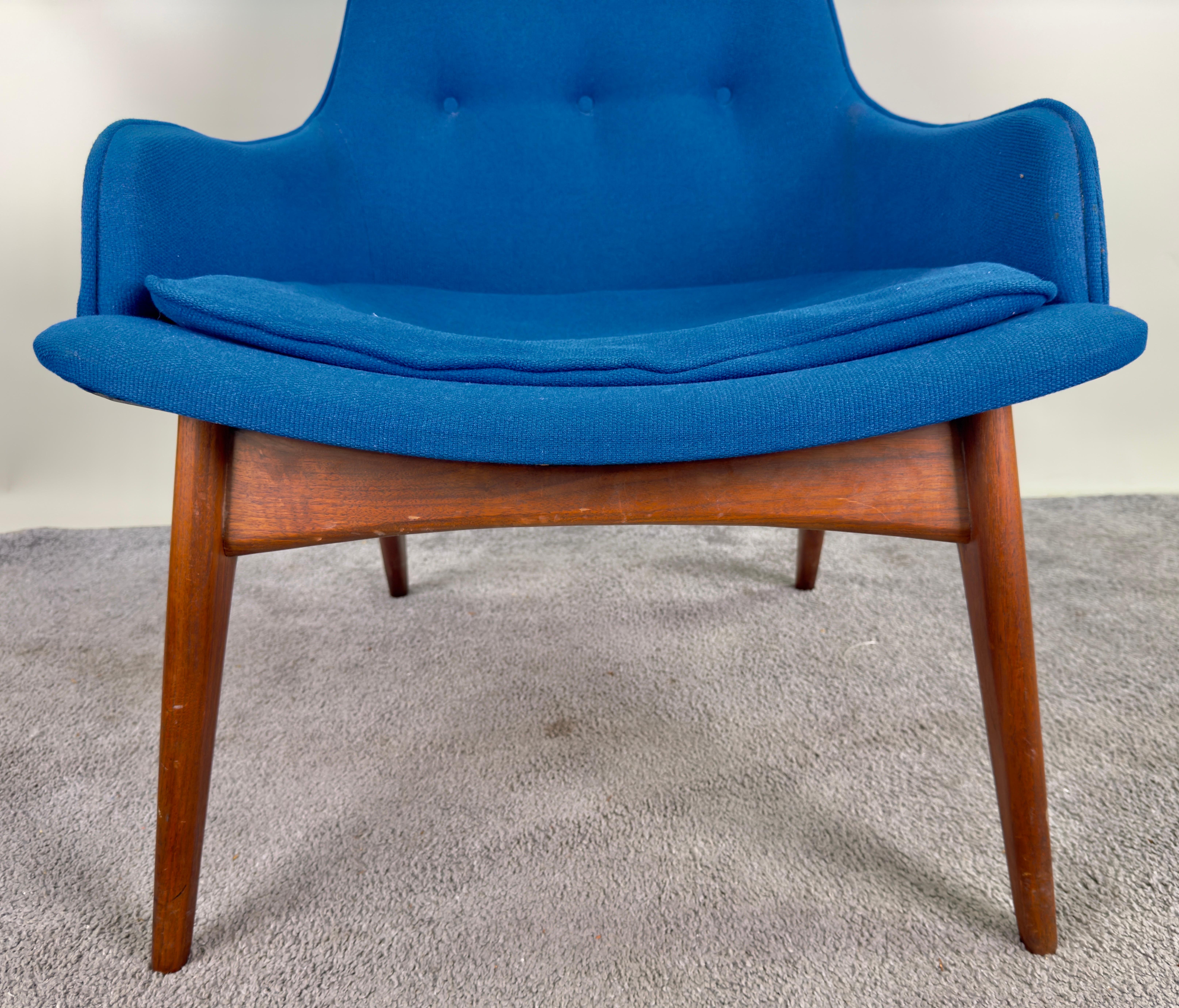 Barile in legno di noce del Mid Century Modern Scandinavian  Poltrona con tappezzeria blu in vendita 2