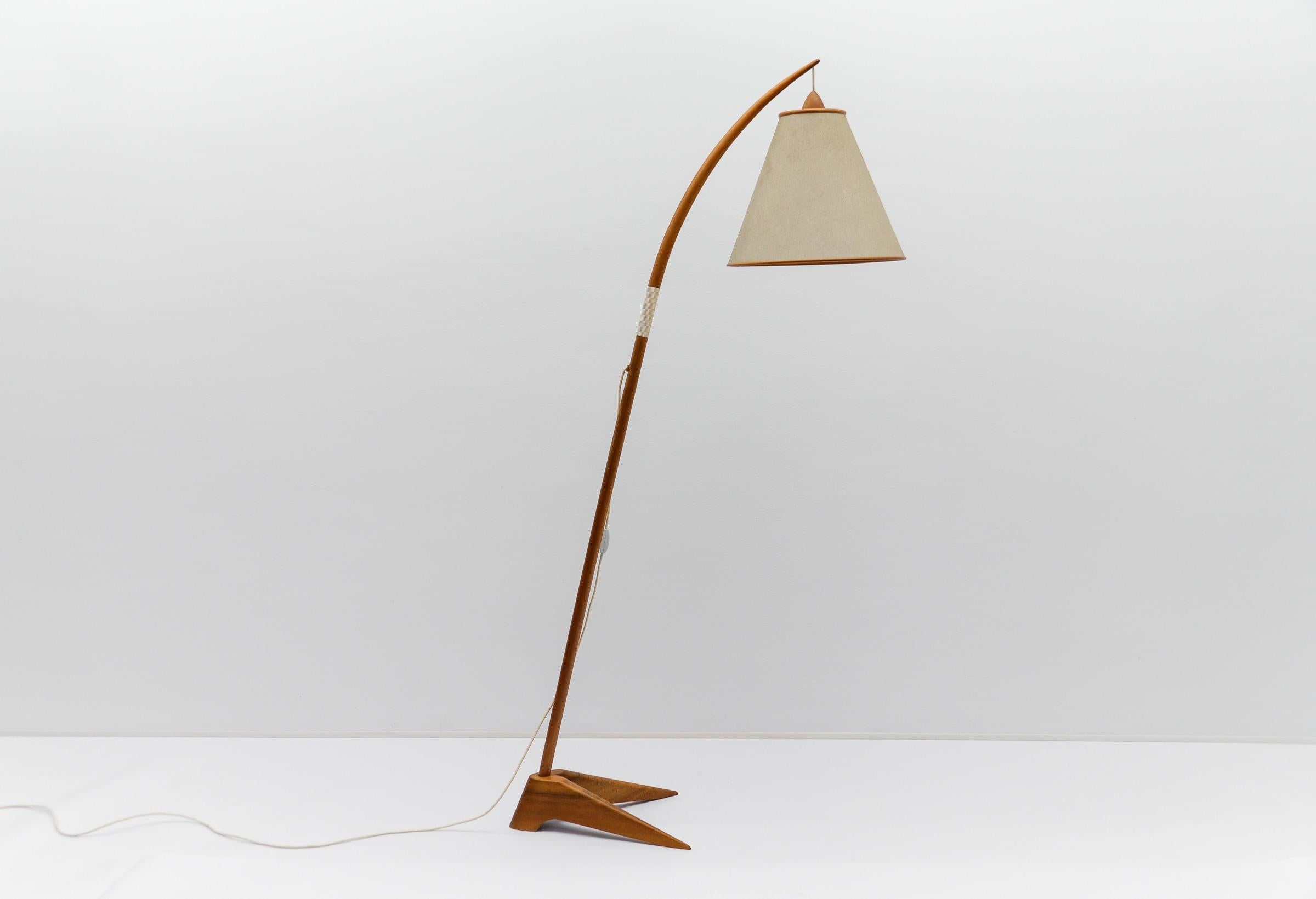 Mid-Century Modern scandinavian wooden arc floor lamp, 1950s

The lamp comes with 1x E27 / E26 Edison screw fit bulb holder, is wired and in working condition. It runs both on 110/230 Volt.

Very elegant and cute at the same time.

Light bulbs are