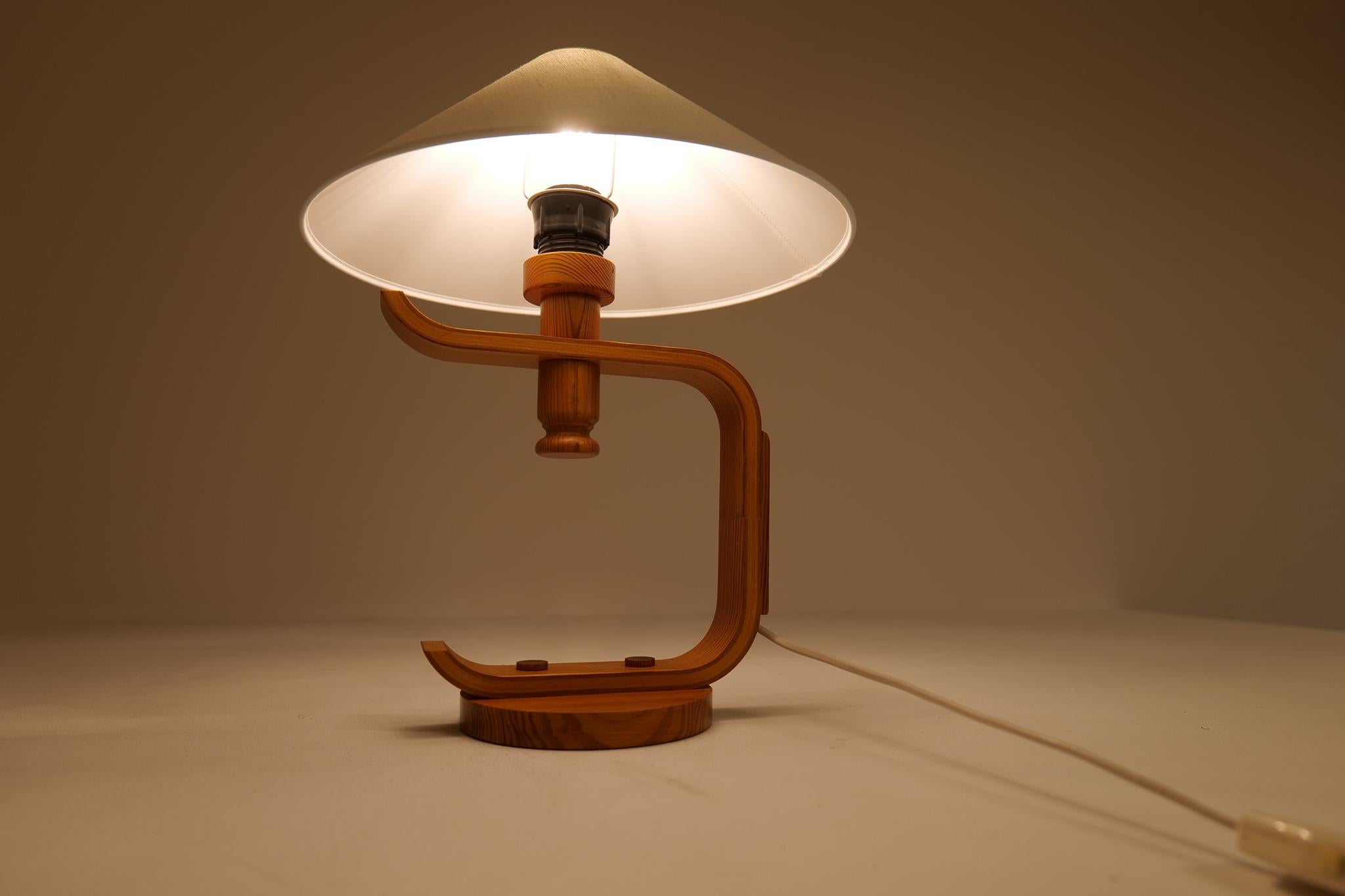 Mid-Century Modern Scandinavien Sculptural Table Lamp in Pine, 1970s For Sale 5