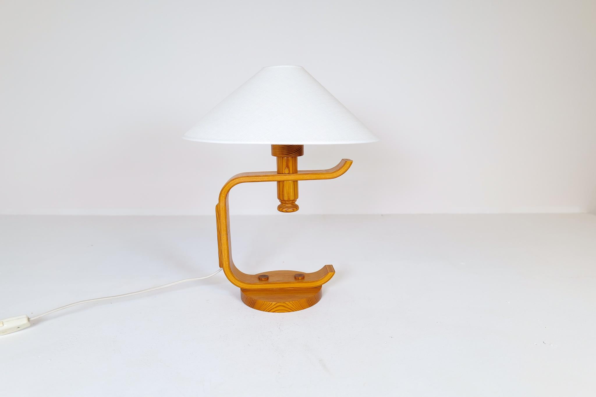 A nice-looking table lamp made in pine. The shape and sculptural way this lamp is put together gives it a nice and modern look. 

Good working vintage condition, with wear consistent with age and use. 

Dimensions: Heigh with shade 45 cm base