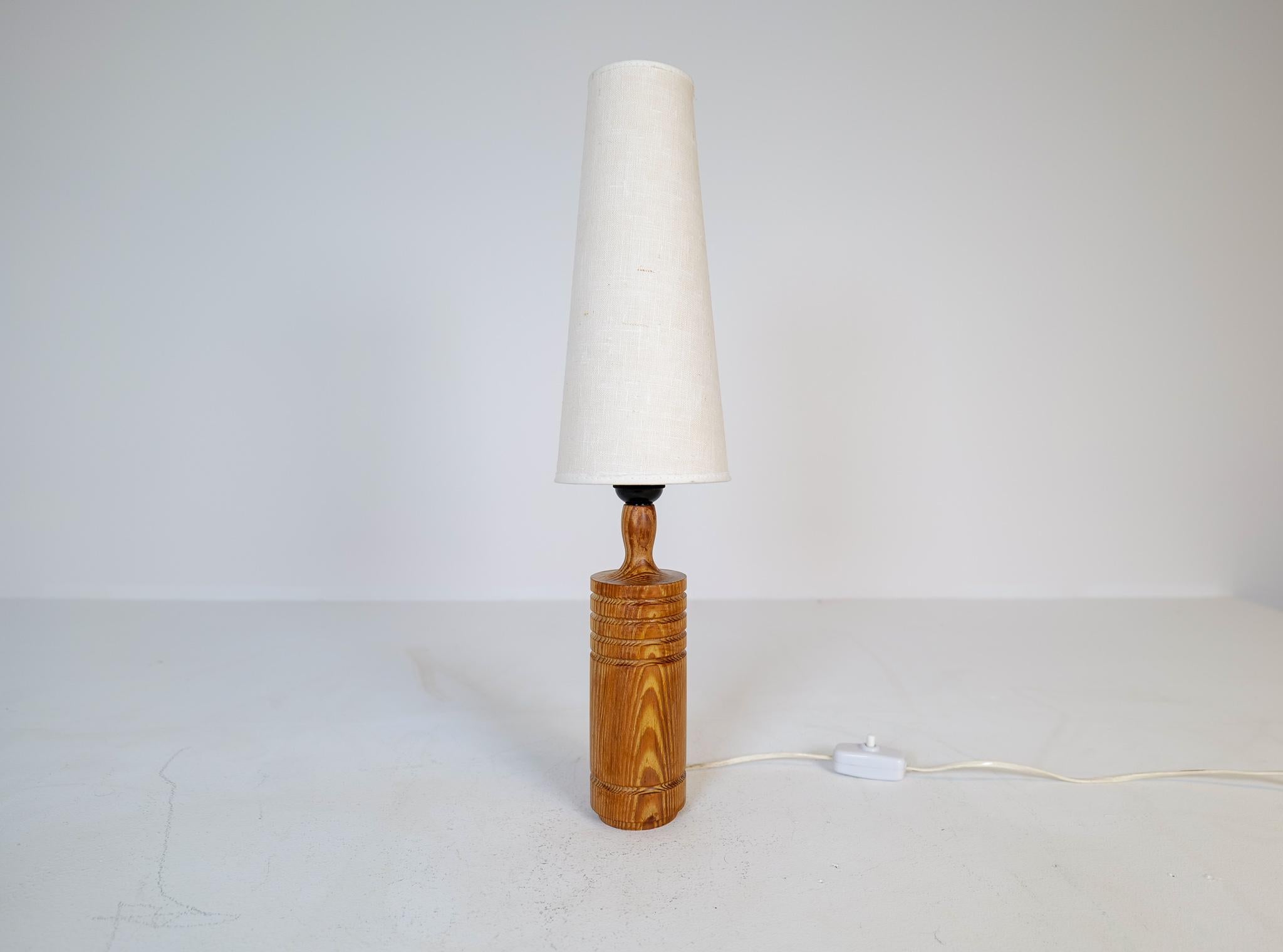 Swedish Mid-Century Modern Scandinavien Sculptural Table Lamp in Pine, 1970s For Sale