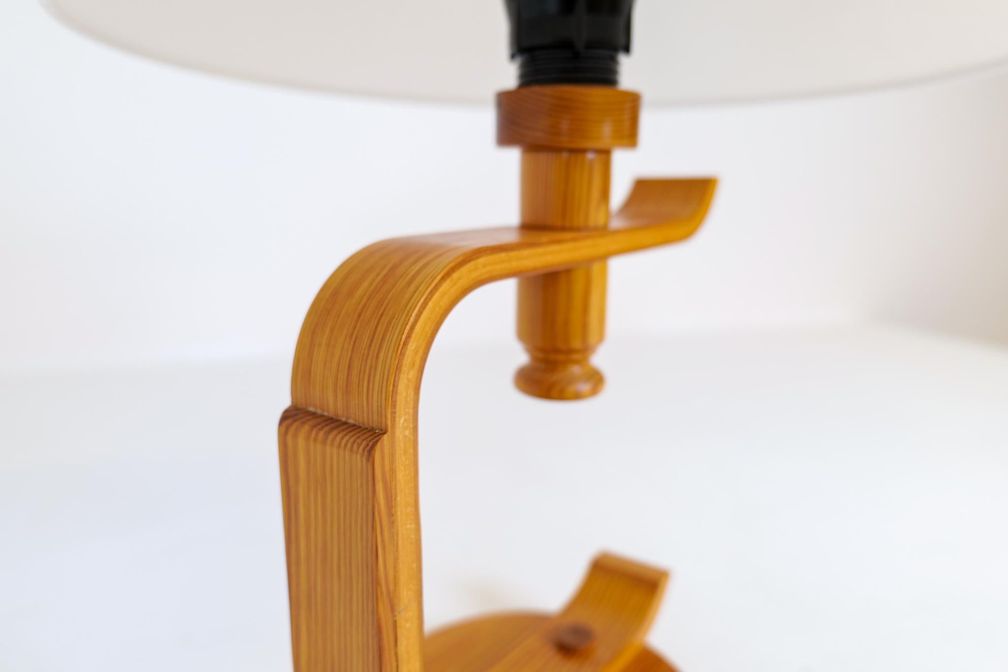 Mid-Century Modern Scandinavien Sculptural Table Lamp in Pine, 1970s In Good Condition For Sale In Hillringsberg, SE