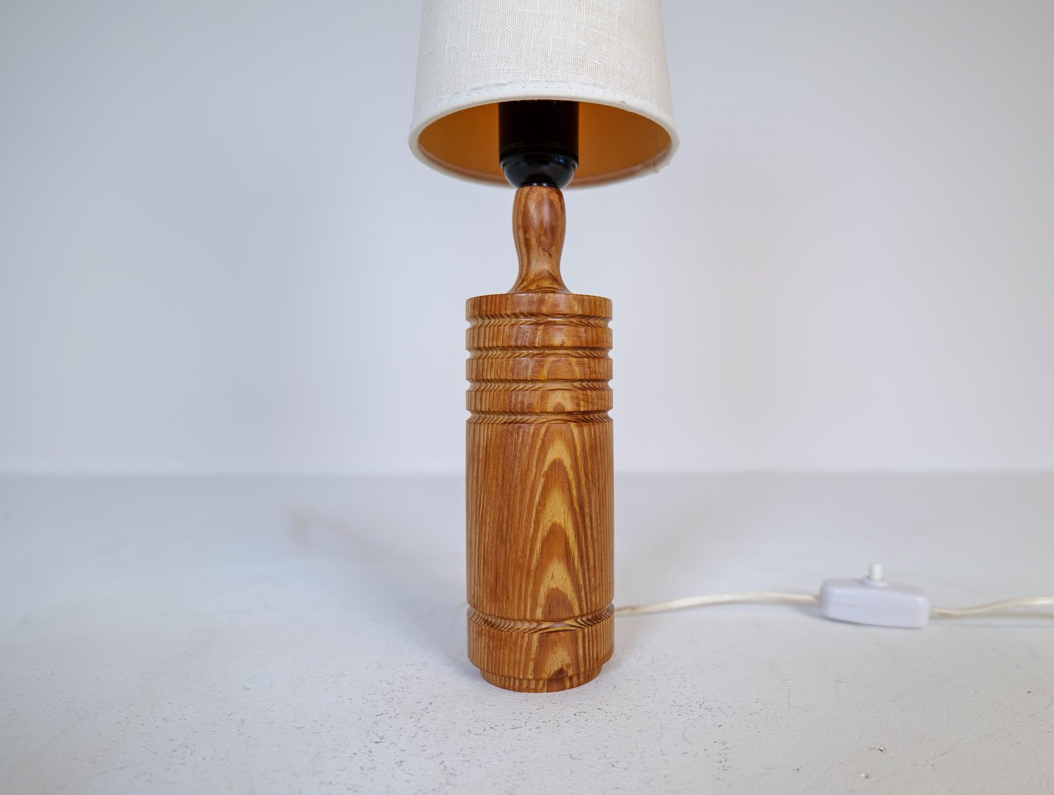 Mid-Century Modern Scandinavien Sculptural Table Lamp in Pine, 1970s In Good Condition For Sale In Hillringsberg, SE