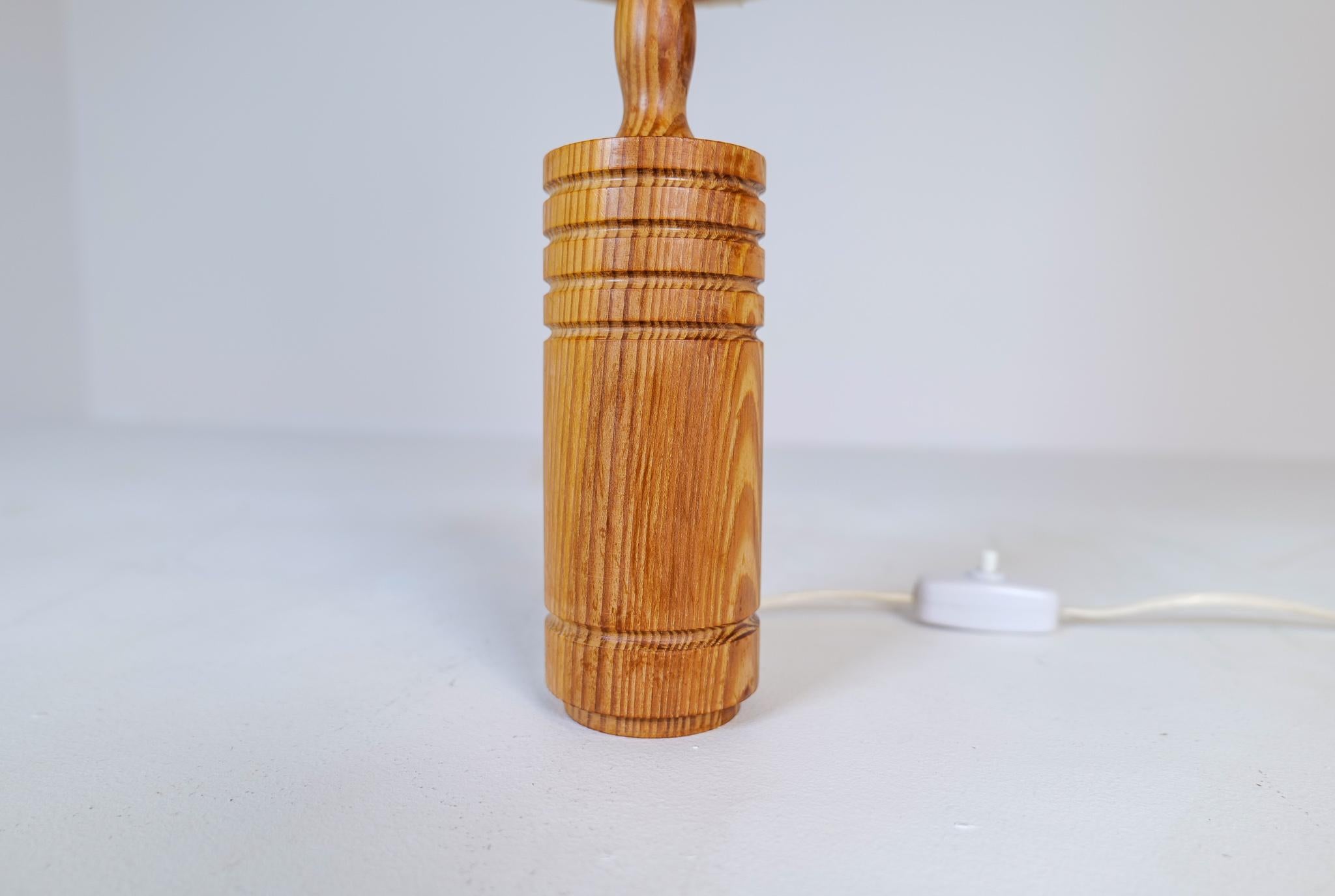 Late 20th Century Mid-Century Modern Scandinavien Sculptural Table Lamp in Pine, 1970s For Sale