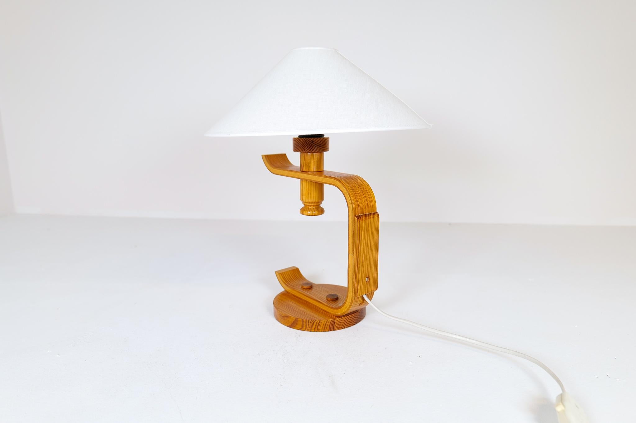 Mid-Century Modern Scandinavien Sculptural Table Lamp in Pine, 1970s For Sale 1