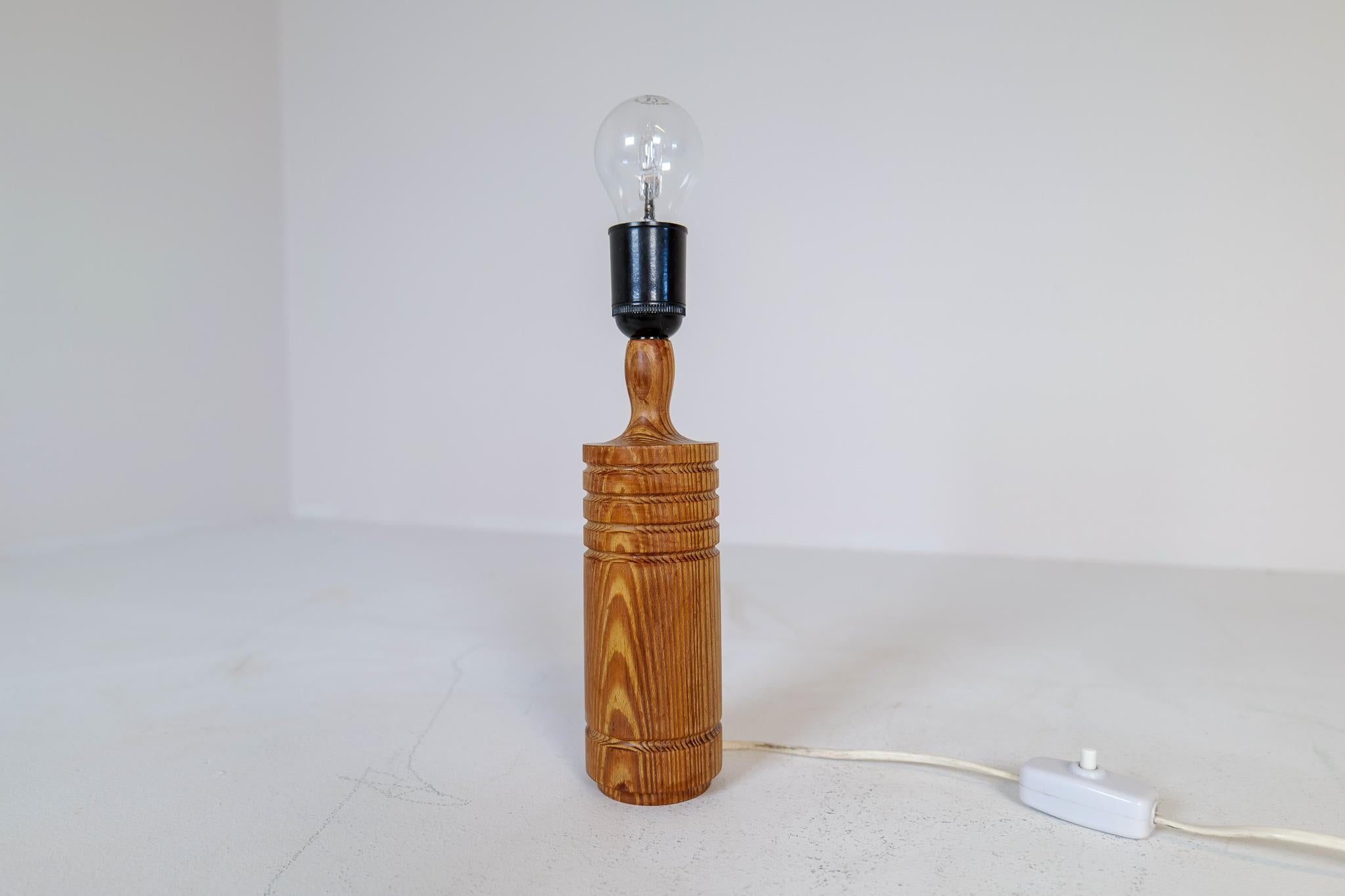 Mid-Century Modern Scandinavien Sculptural Table Lamp in Pine, 1970s For Sale 1