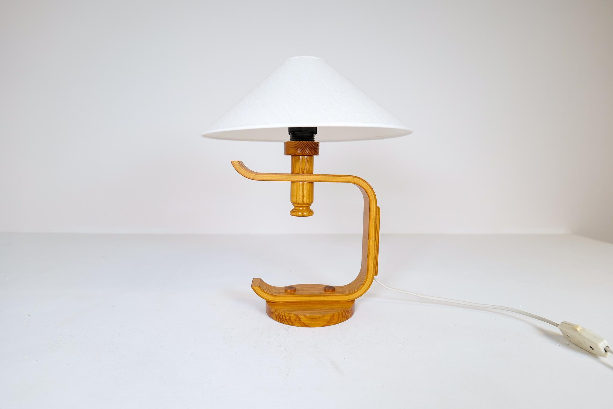 Mid-Century Modern Scandinavien Sculptural Table Lamp in Pine, 1970s For Sale 2