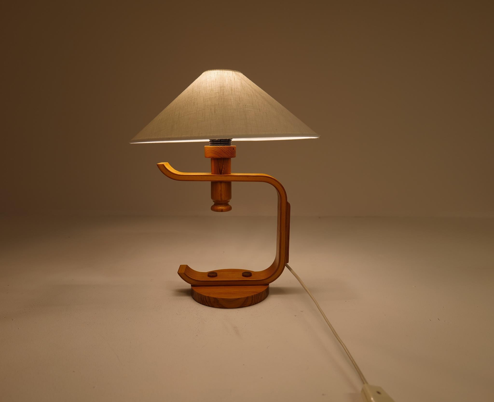Mid-Century Modern Scandinavien Sculptural Table Lamp in Pine, 1970s For Sale 3