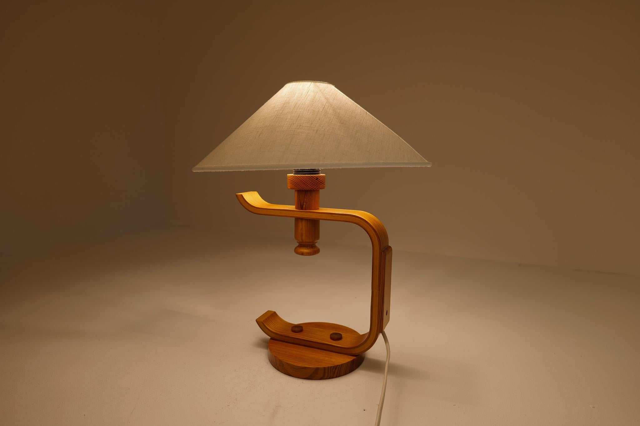 Mid-Century Modern Scandinavien Sculptural Table Lamp in Pine, 1970s For Sale 4