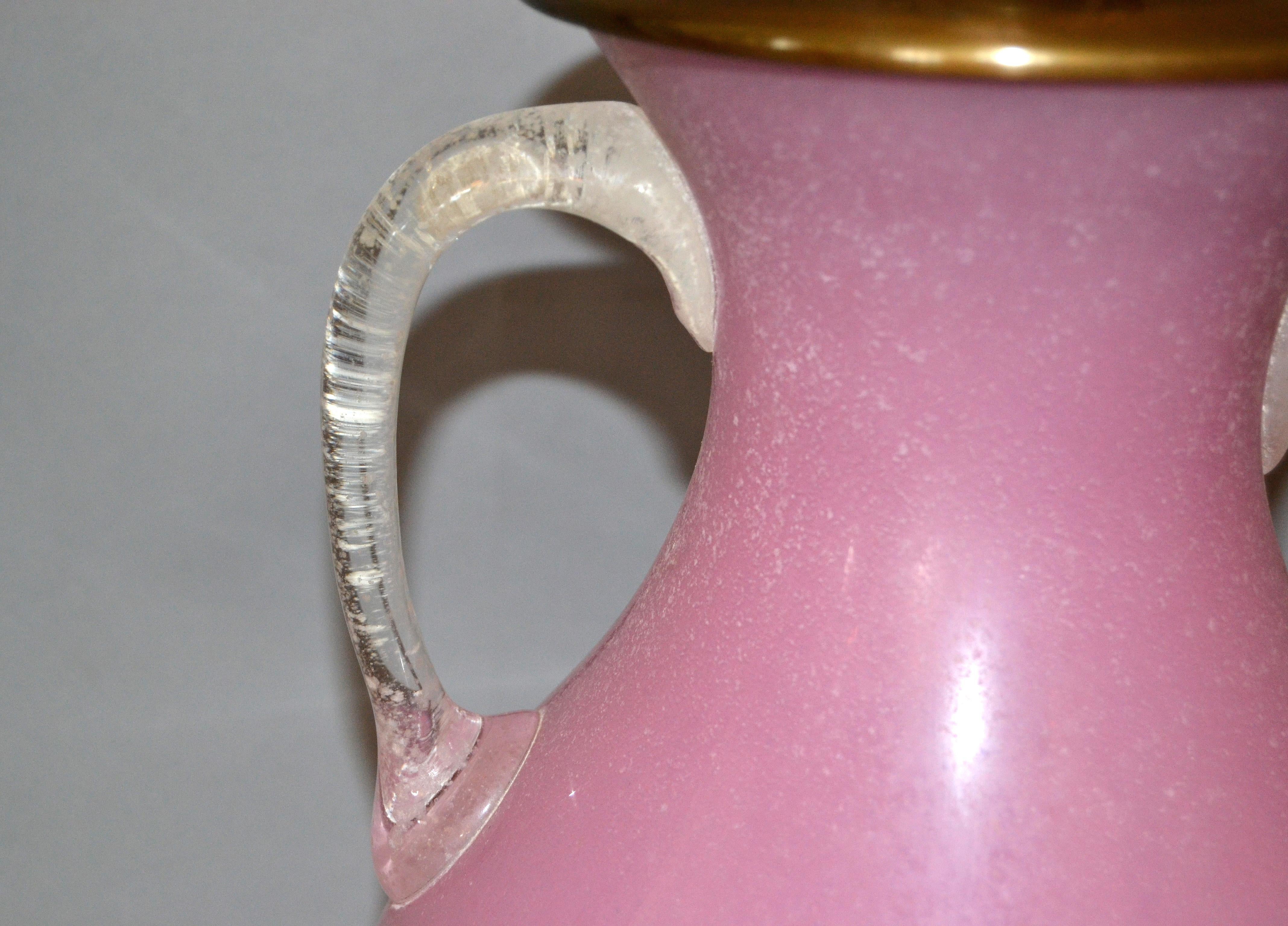Fatto a mano Lampada da tavolo moderna di metà secolo in vetro soffiato Scavo con manico rosa e trasparente Chapman in vendita