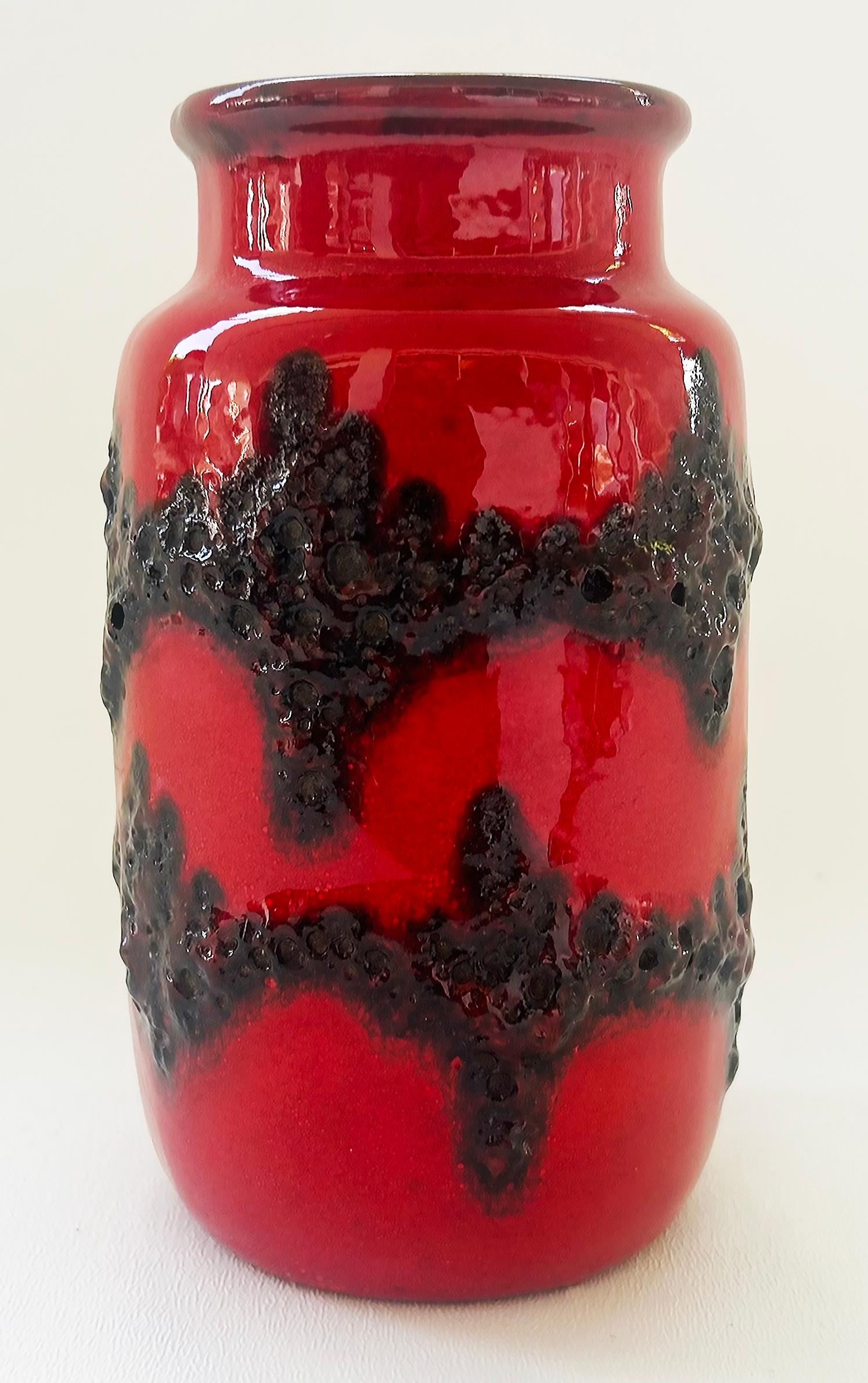 Vaso di lava grassa di Scheurich Keramik, Germania Ovest, metà del secolo scorso 

In vendita c'è un vaso di Scheurich Keramik Fat Lava degli anni '60, audace e grafico, proveniente dalla Germania occidentale.
I colori forti e le texture di questo