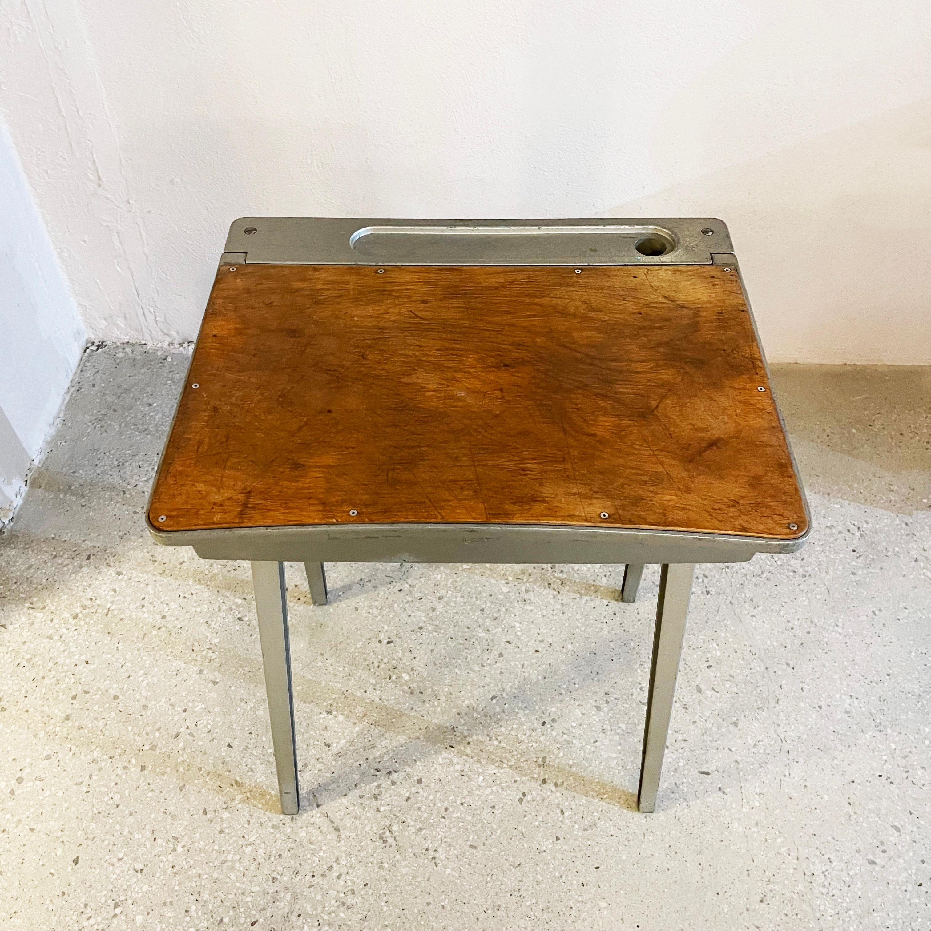 Mid-Century Modern School Desk by James W. Leonard For Knoll Associates In Good Condition For Sale In Brooklyn, NY