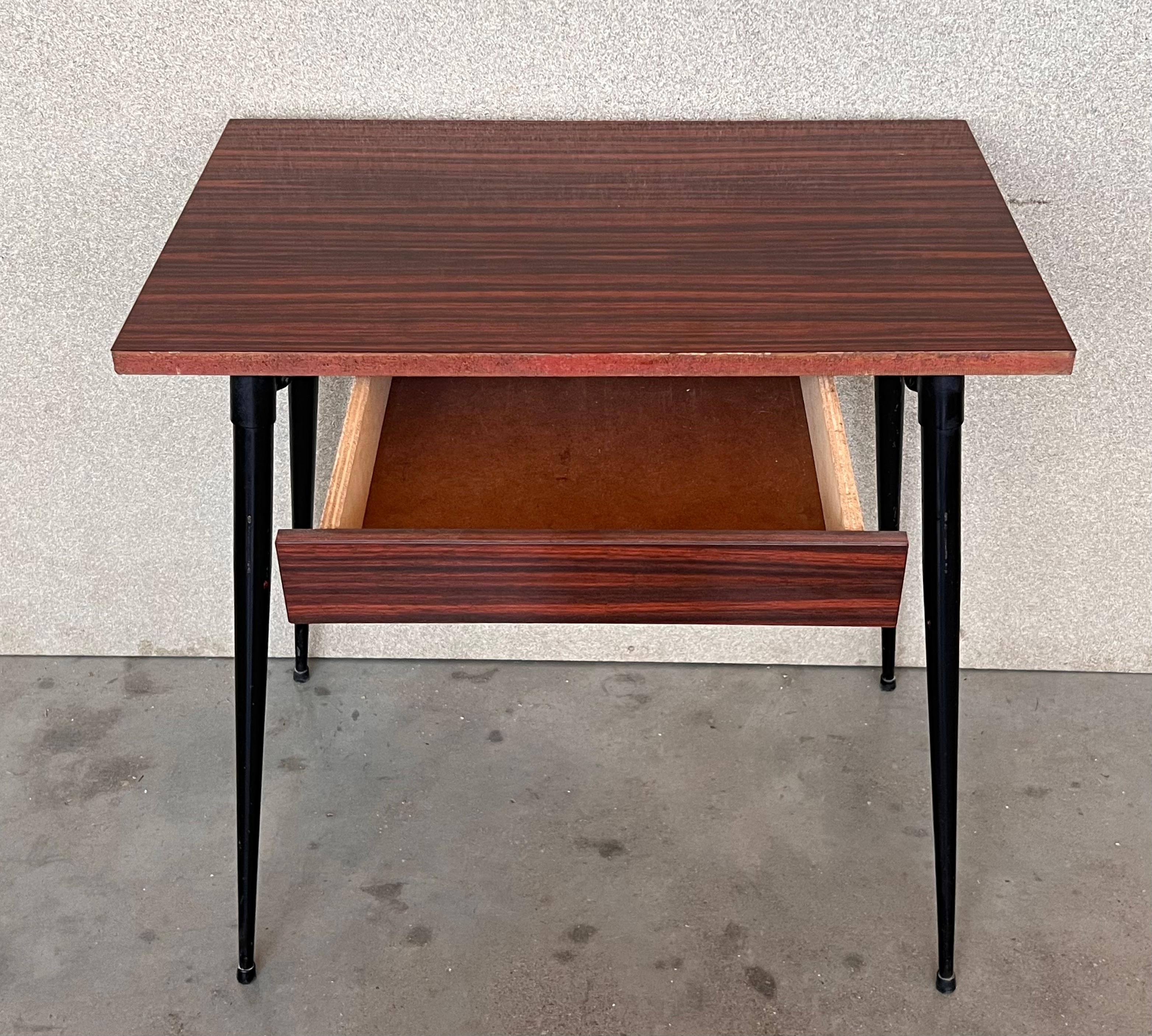 Escritorio escolar moderno de mediados de siglo con cajón y patas de hierro, 8 piezas disponibles siglo XX en venta