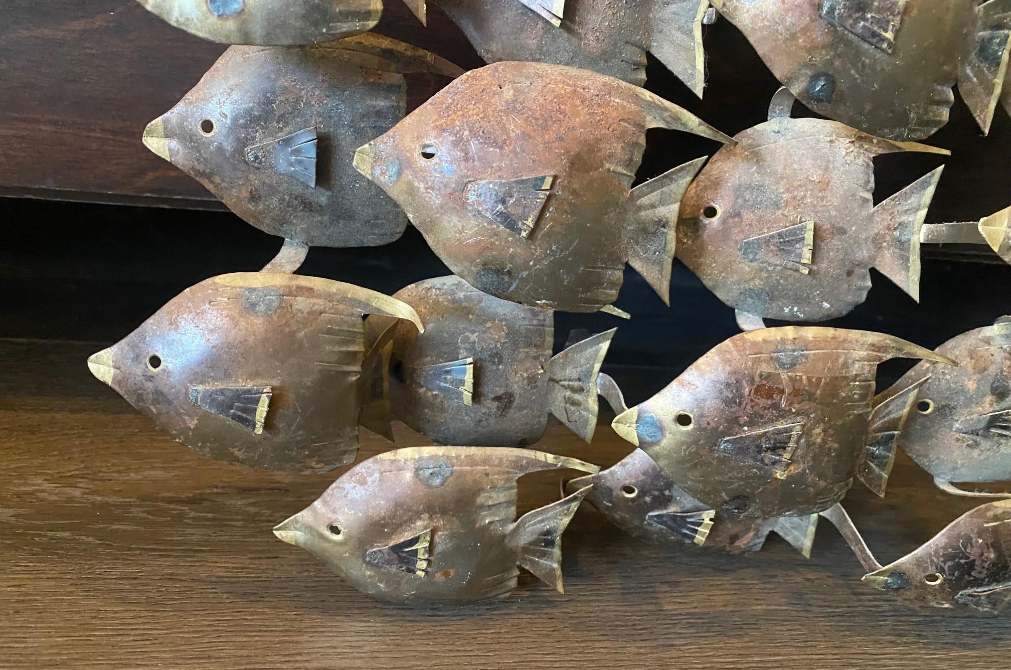 Moderne Fischschule aus der Jahrhundertmitte  Wandskulptur in der Art von Curtis Jere im Angebot 3
