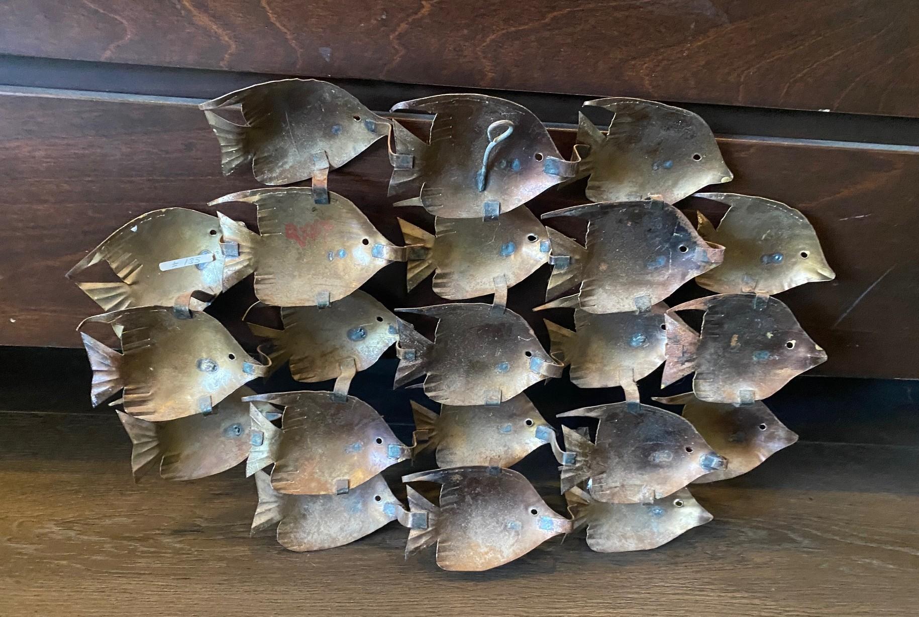 Moderne Fischschule aus der Jahrhundertmitte  Wandskulptur in der Art von Curtis Jere im Angebot 4
