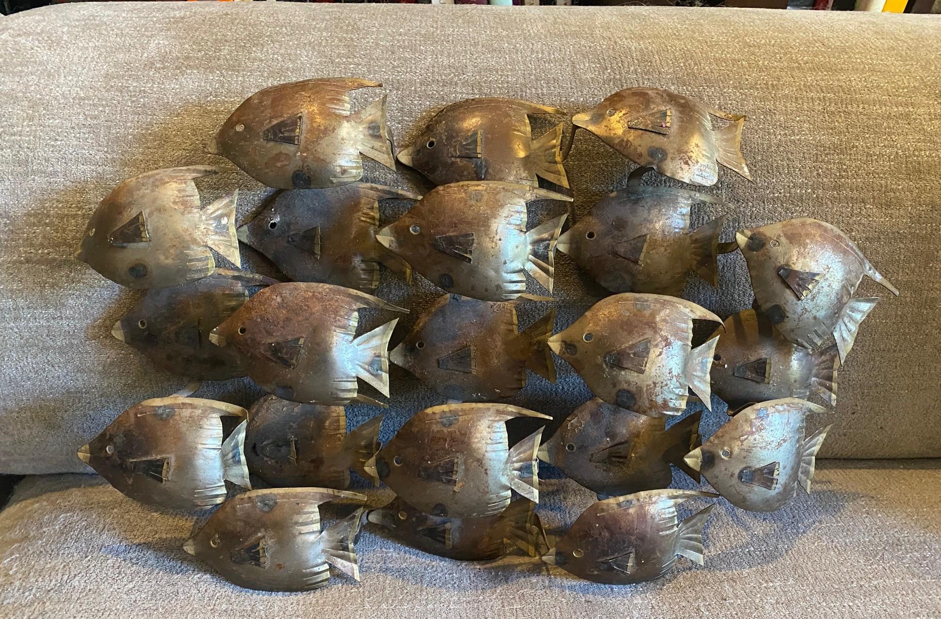 Moderne Fischschule aus der Jahrhundertmitte  Wandskulptur in der Art von Curtis Jere im Angebot 5