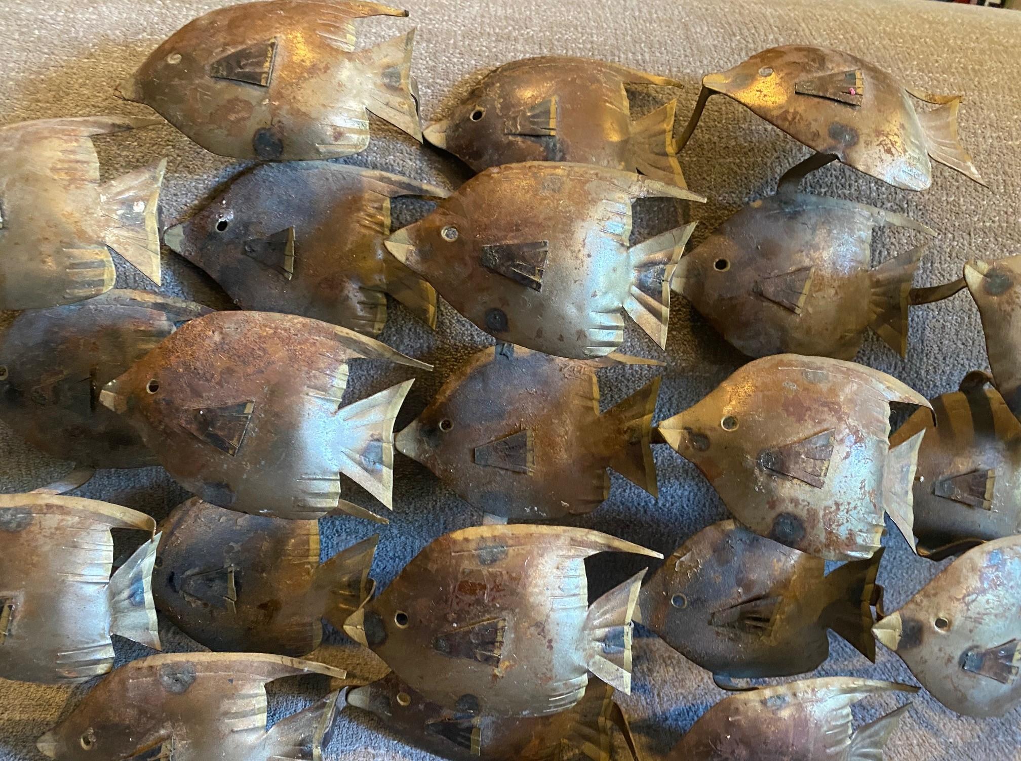 Moderne Fischschule aus der Jahrhundertmitte  Wandskulptur in der Art von Curtis Jere im Angebot 7