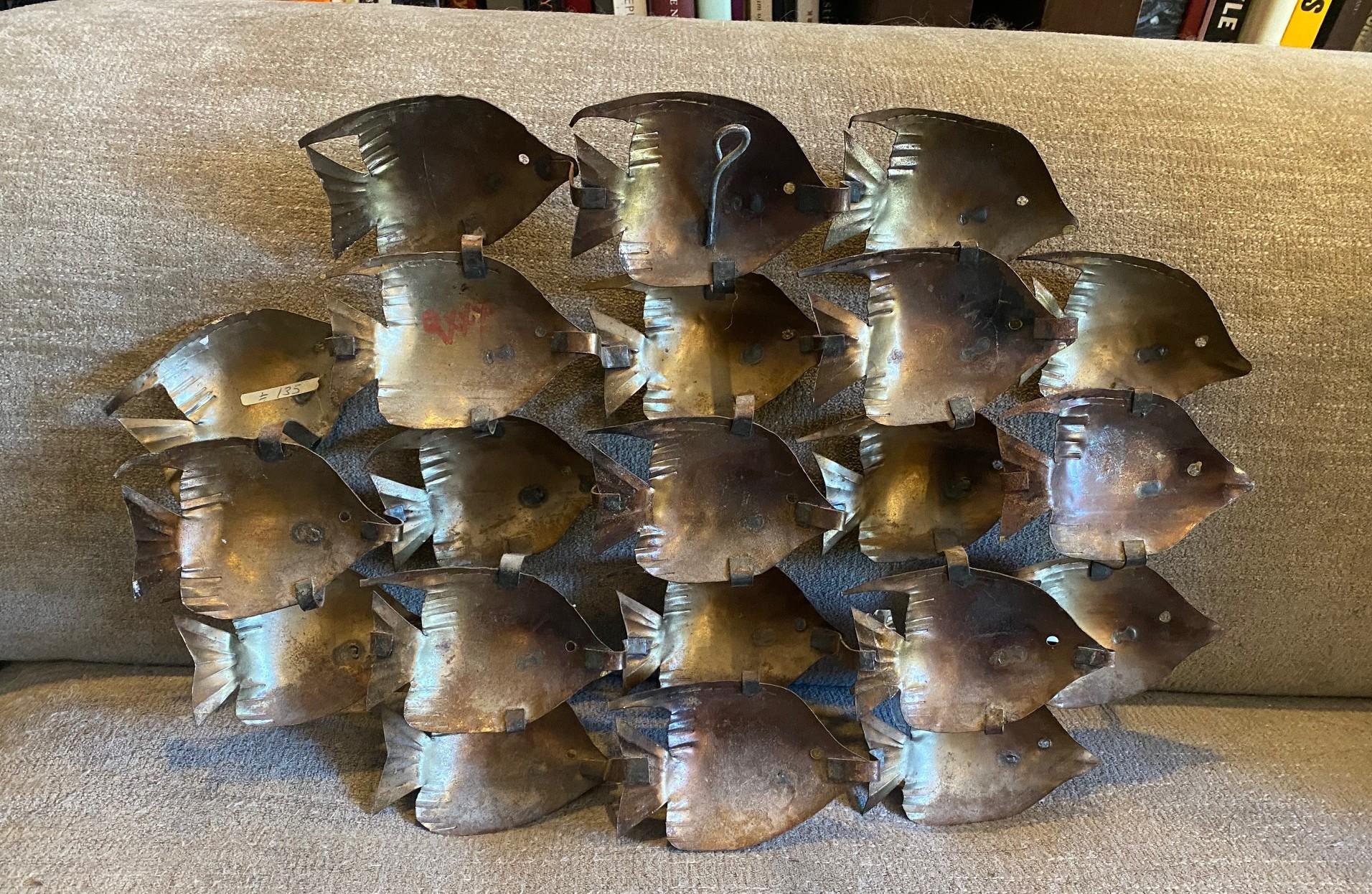 Moderne Fischschule aus der Jahrhundertmitte  Wandskulptur in der Art von Curtis Jere im Angebot 8