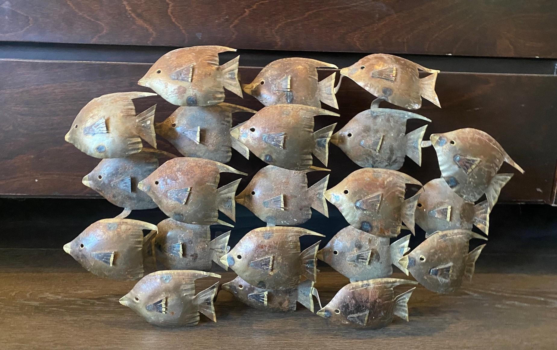 Eine wirklich ganz wunderbare Mid-Century Modern Vintage abstrakte Brutalist hängende Wand Skulptur mit einem Schwarm von Fischen.  Wir halten es für sehr wahrscheinlich, dass es sich um ein Werk von Curtis Jere handelt, aber das Werk ist offenbar
